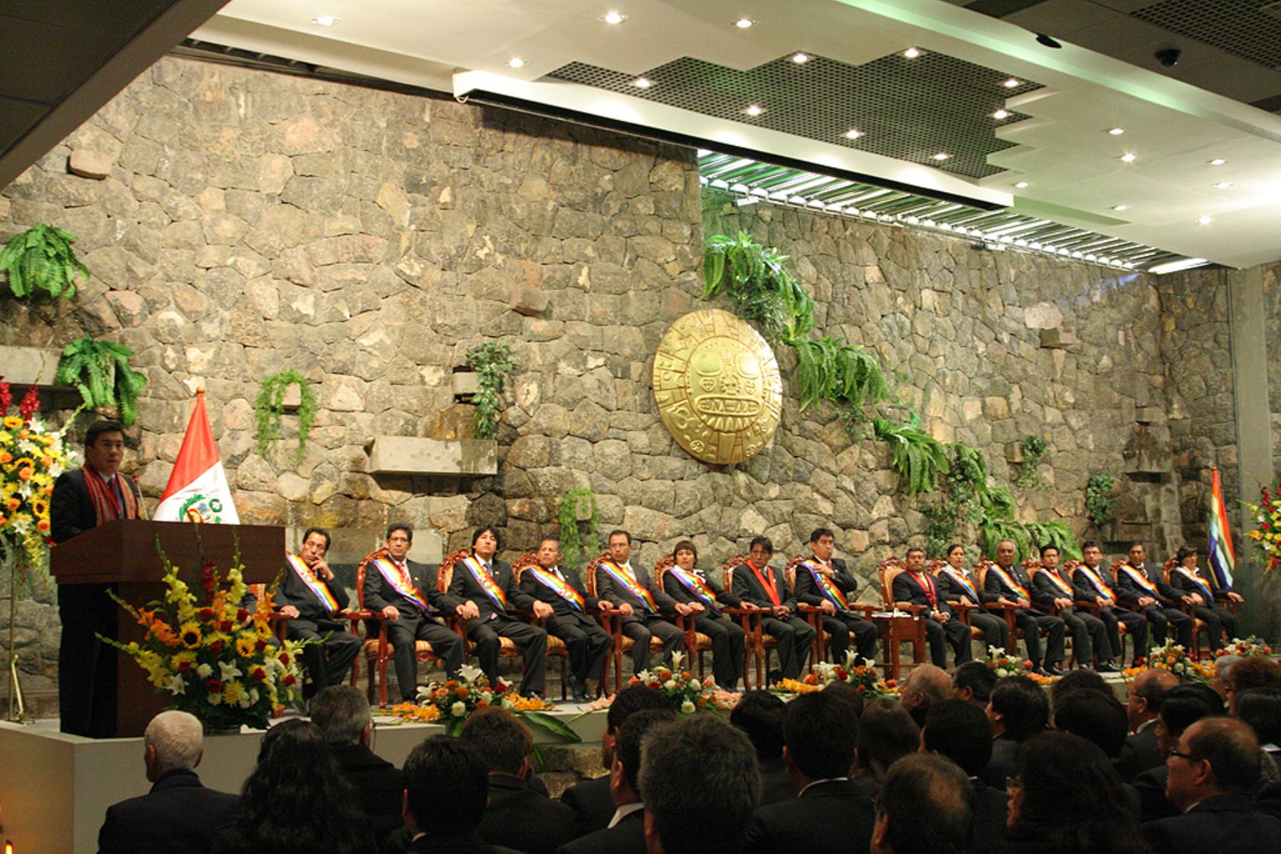 Municipalidad de Cusco entregó la medalla Centenario de Machu Picchu a ilustres y destacados ciudadanos.