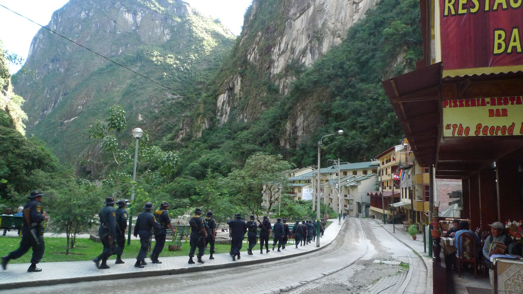 Fuerte presencia de personal policial en Machu Picchu Pueblo, preparándose para las actividades del jueves 07 en esta localidad y la ciudadela inca de Machu Picchu. Foto: ANDINA/ José Vadillo