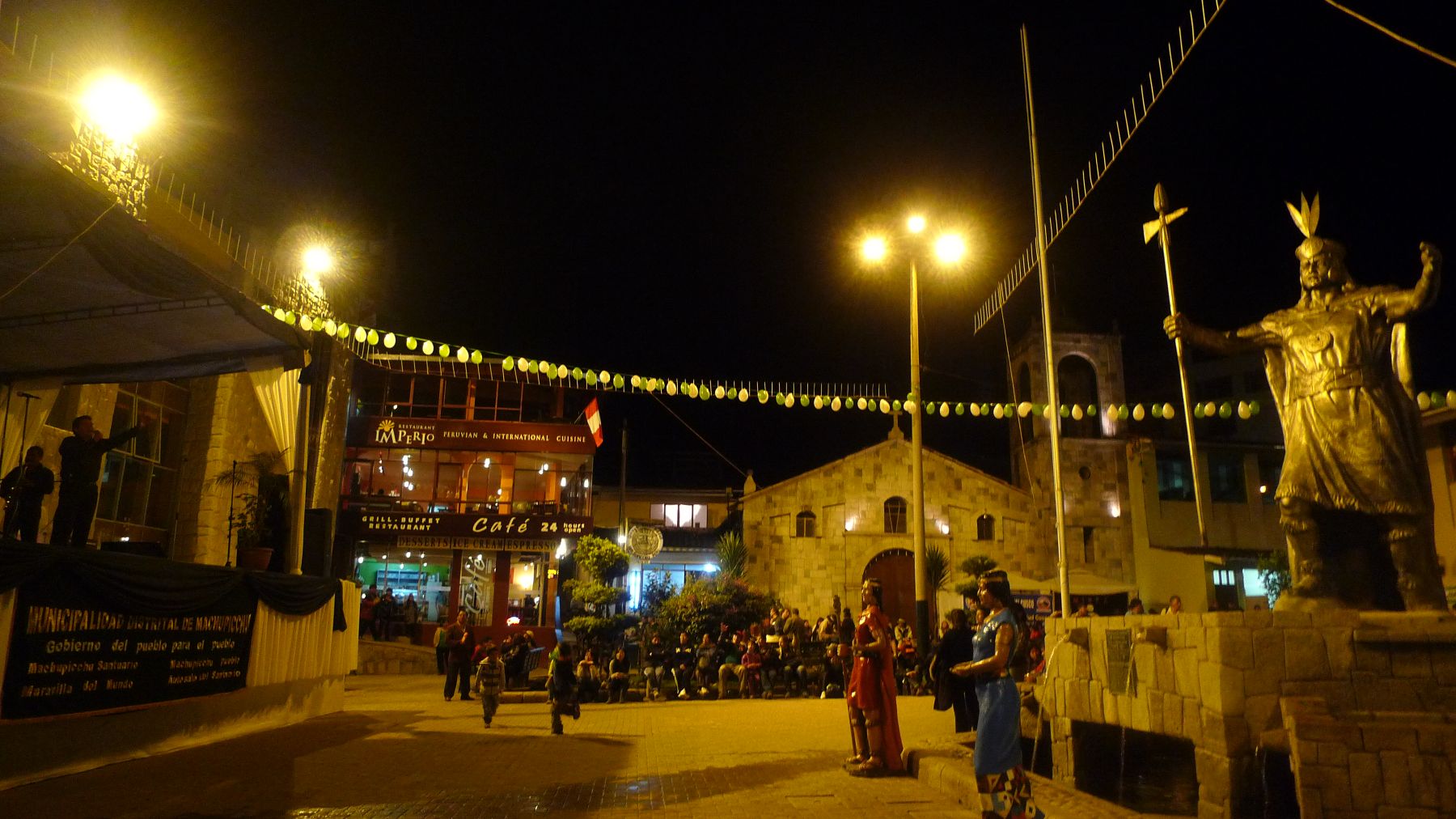 Diversos artistas participan en la plaza Manco Capac de Machu Picchu Pueblo de los festejos del centenario de Machu Picchu para el mundo. 
Foto: ANDINA/ José Vadillo