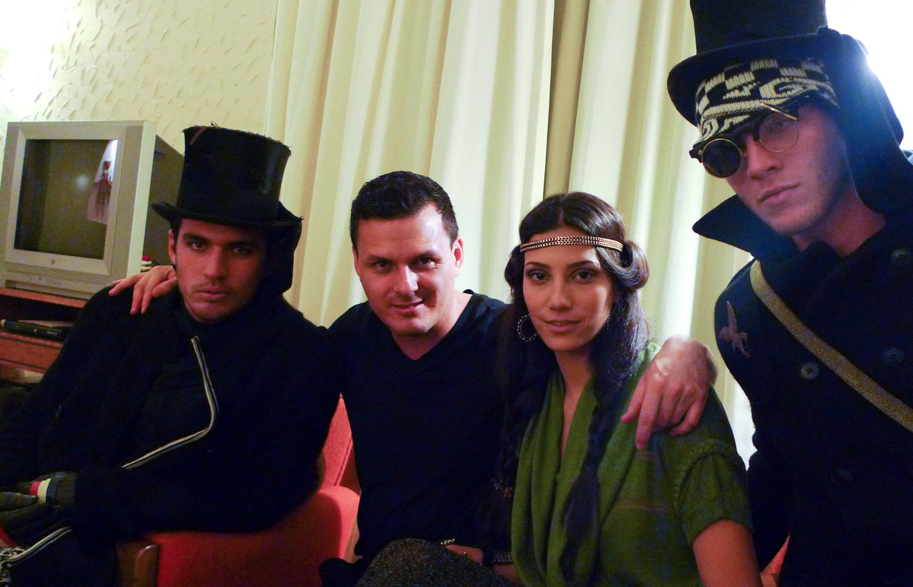 Diseñador Sergio Dávila posa junto a los modelos que lucen trajes de su colección inspirada en Hiram Bingham. Foto: ANDINA / José Vadillo.