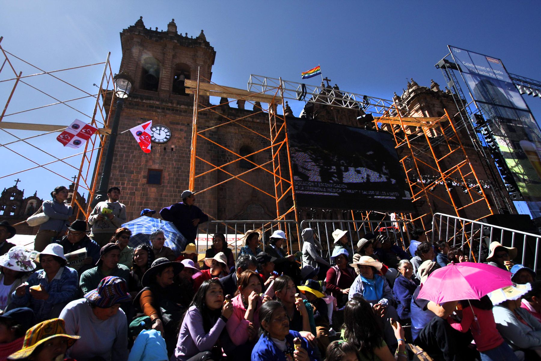 Centenares de turistas y pobladores del Cusco se reunieron para ver el show transmitido en pantalla gigante en la catedral de la ciudad.
 Foto: ANDINA / Percy Hurtado