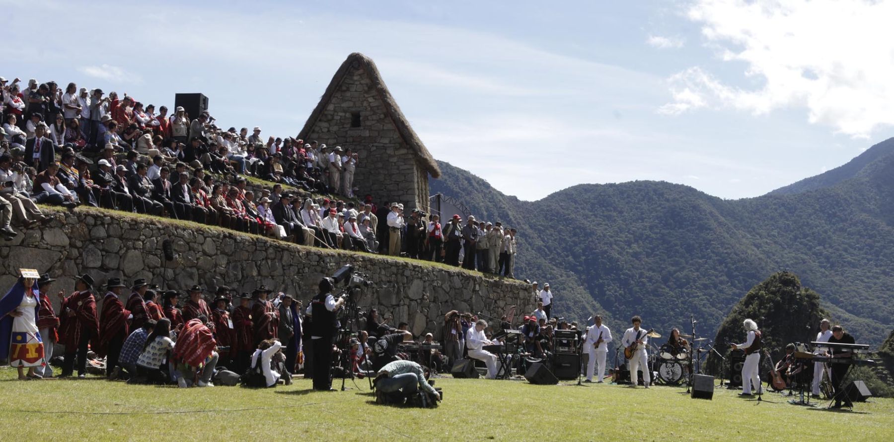 La agrupación chilena Los Jaivas abrió este mediodía el concierto de gala programado en la ciudadela incaica de Machu Picchu por el centenario del descubrimiento científico de este patrimonio mundial.  Foto: ANDINA/ Alberto Orbegoso