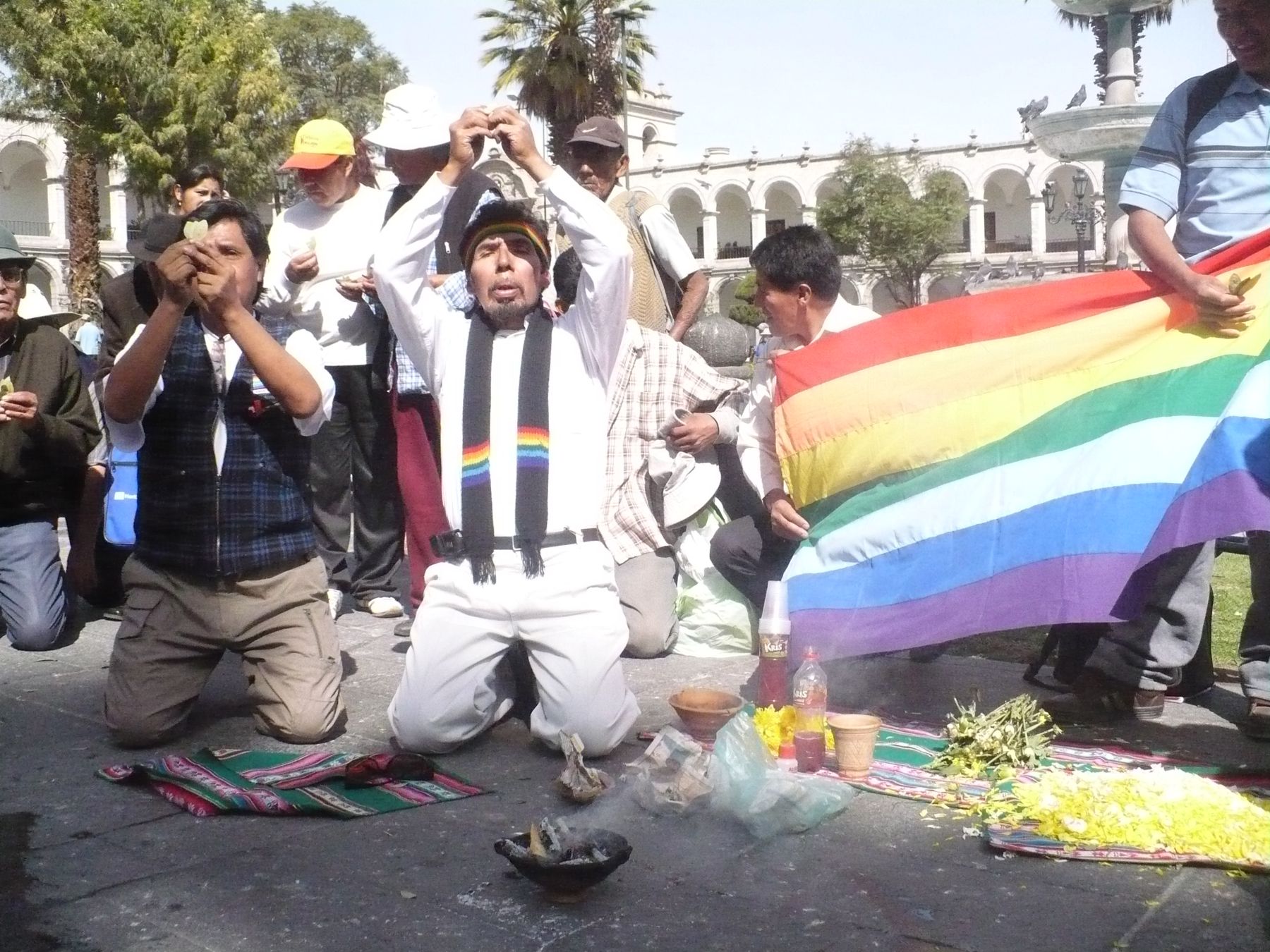 Cusqueños residentes en Arequipa hicieron pago a la tierra en la plaza de Armas para sumarse a festejos por centenario del descubrimiento científico de Machu Picchu. Foto: ANDINA / Rocío Méndez.