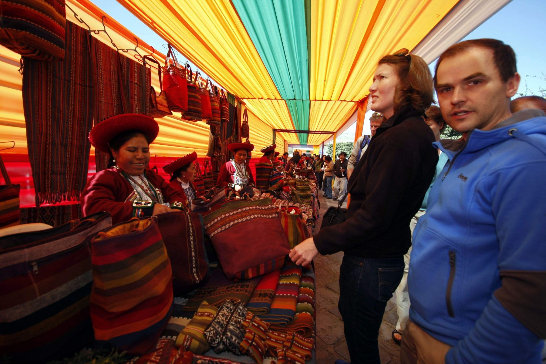 En la plaza San Francisco de Cusco se desarrolla una feria artesanal, en la que se ofertan productos elaborados por personas con discapacidad. Foto: ANDINA / Percy Hurtado.