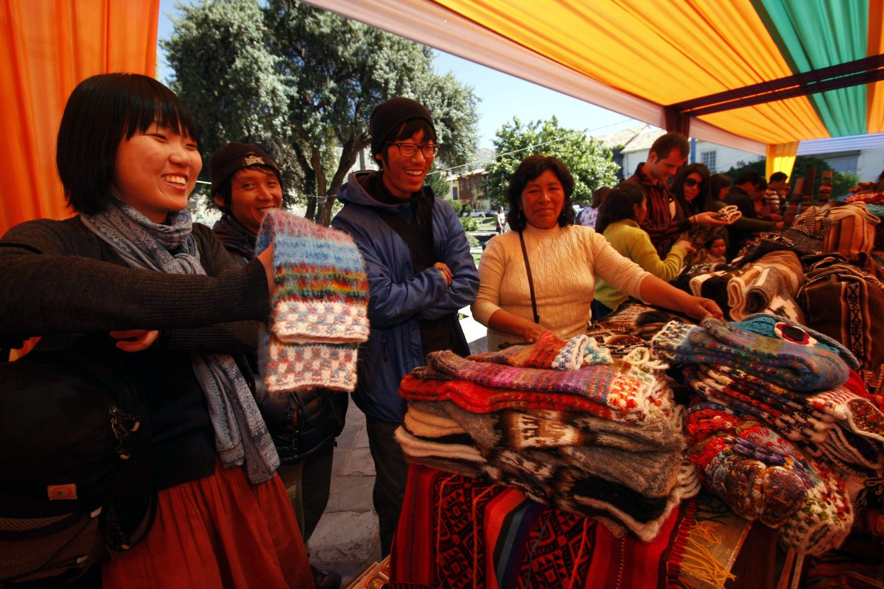 En la plaza San Francisco de Cusco se desarrolla una feria artesanal, en la que se ofertan productos elaborados por personas con discapacidad. Foto: ANDINA / Percy Hurtado.