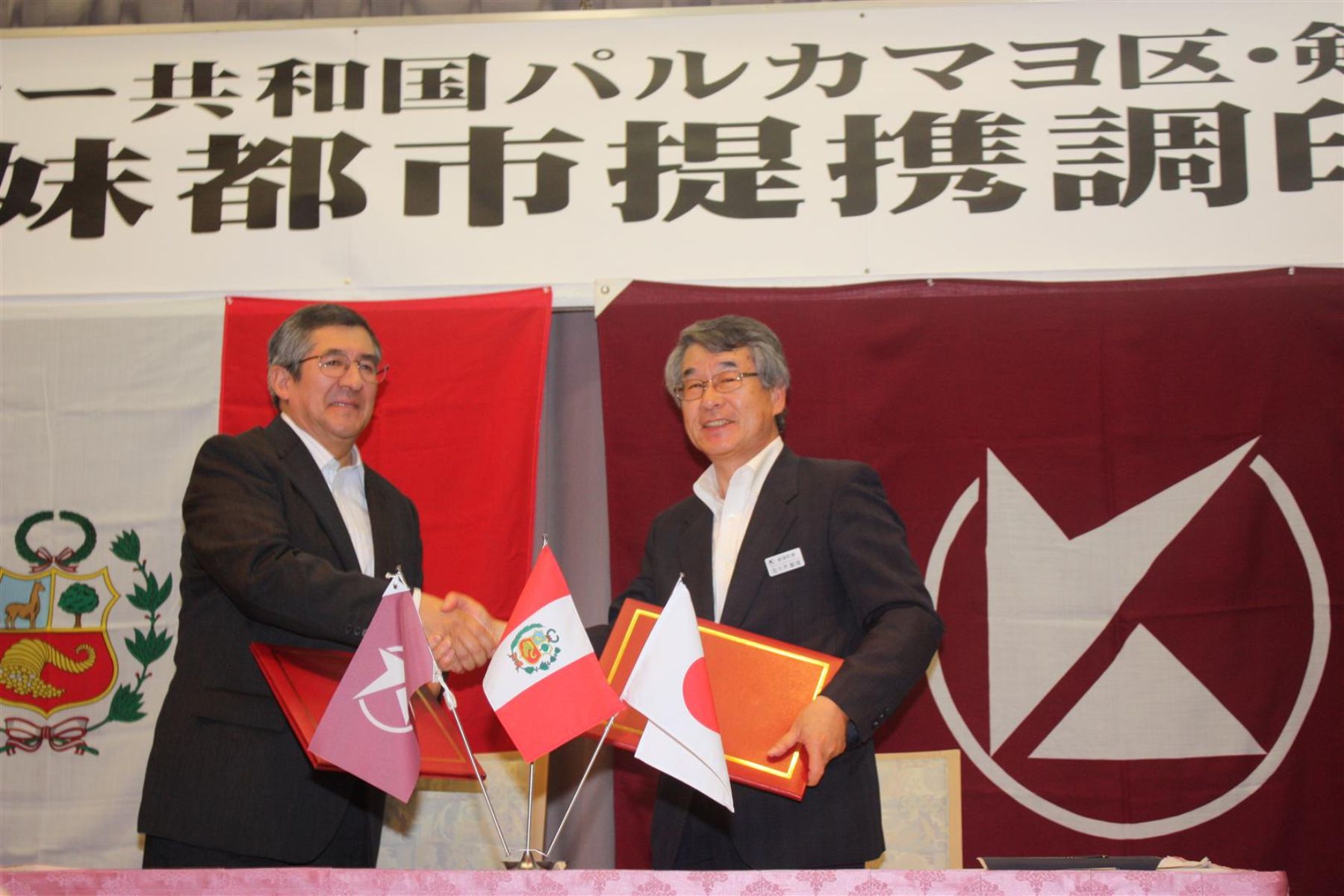 Ceremonia suscripción Hermanamiento entre Kembuchi. Alcalde Kenbuchi,Tomoo Sasaki y embajador de Perú en Japón,Juan Carlos Capuñay