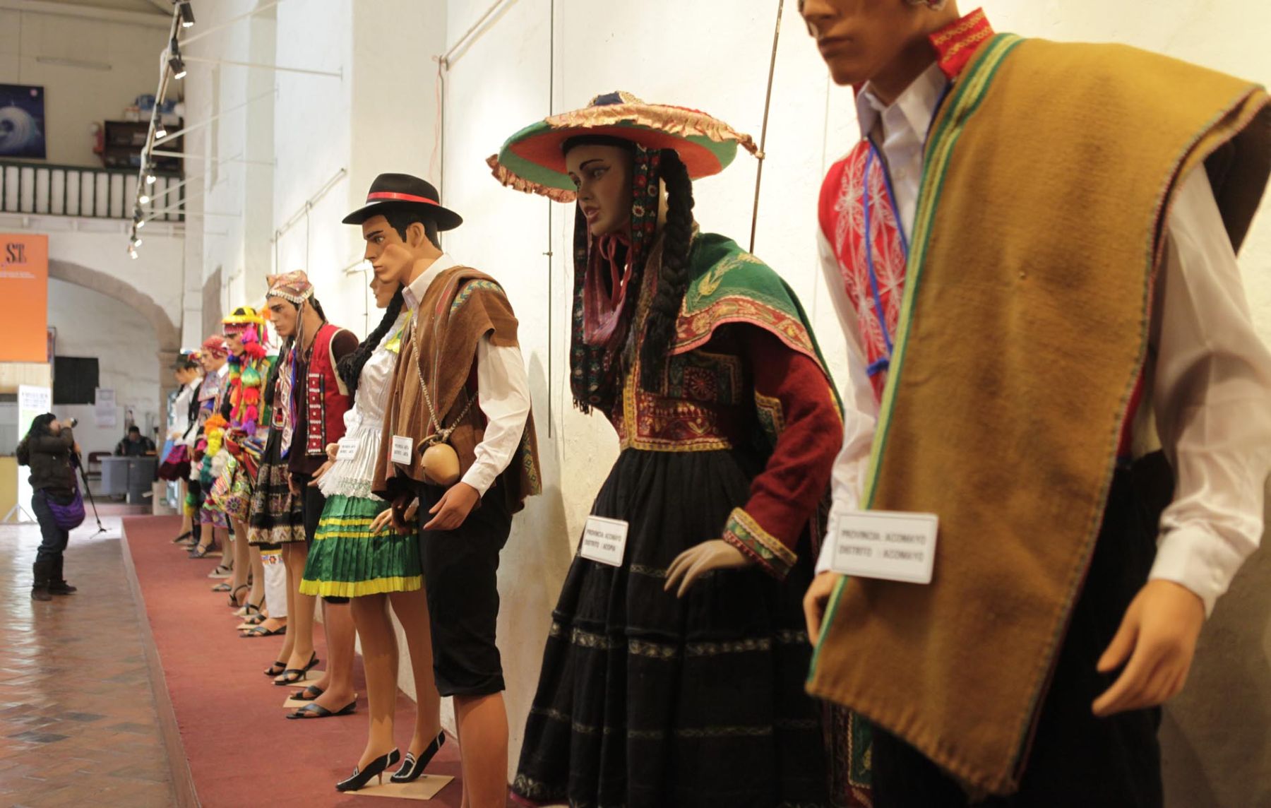 Exposición de trajes típicos en la Capilla San Bernardo en Cusco,  en el marco de las celebraciones por los cien años del descubrimiento de Machu Picchu para el mundo. Foto: ANDINA / Alberto Orbegoso