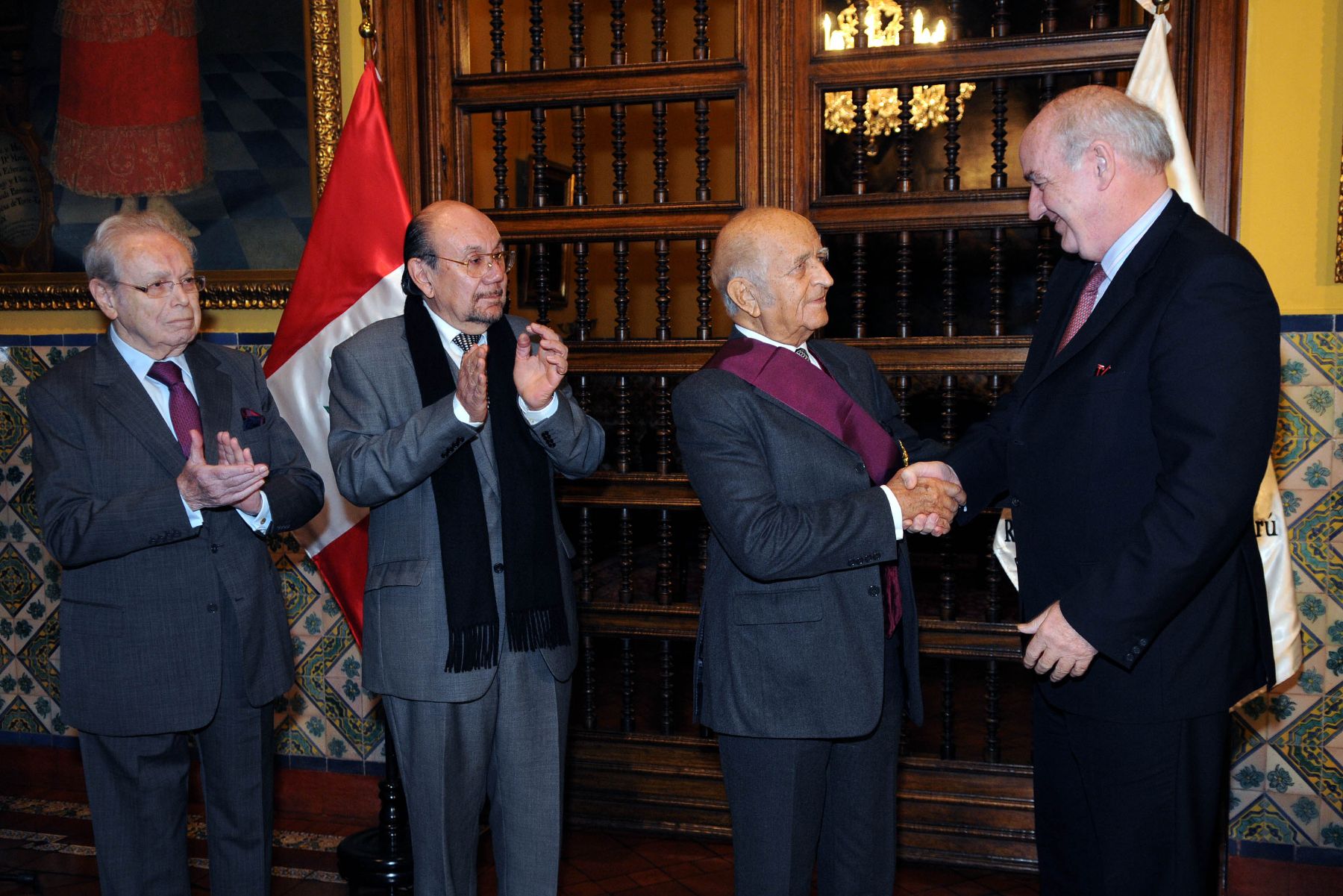 El ministro de Relaciones Exteriores, José Antonio García Belaunde, condecoró hoy con la Orden El Sol del Perú en el Grado de Gran Cruz al reconocido artista e intelectual Fernando de Szyszlo, en el Palacio de Torre Tagle. Foto: ANDINA/RREE/Daniel Malpica.