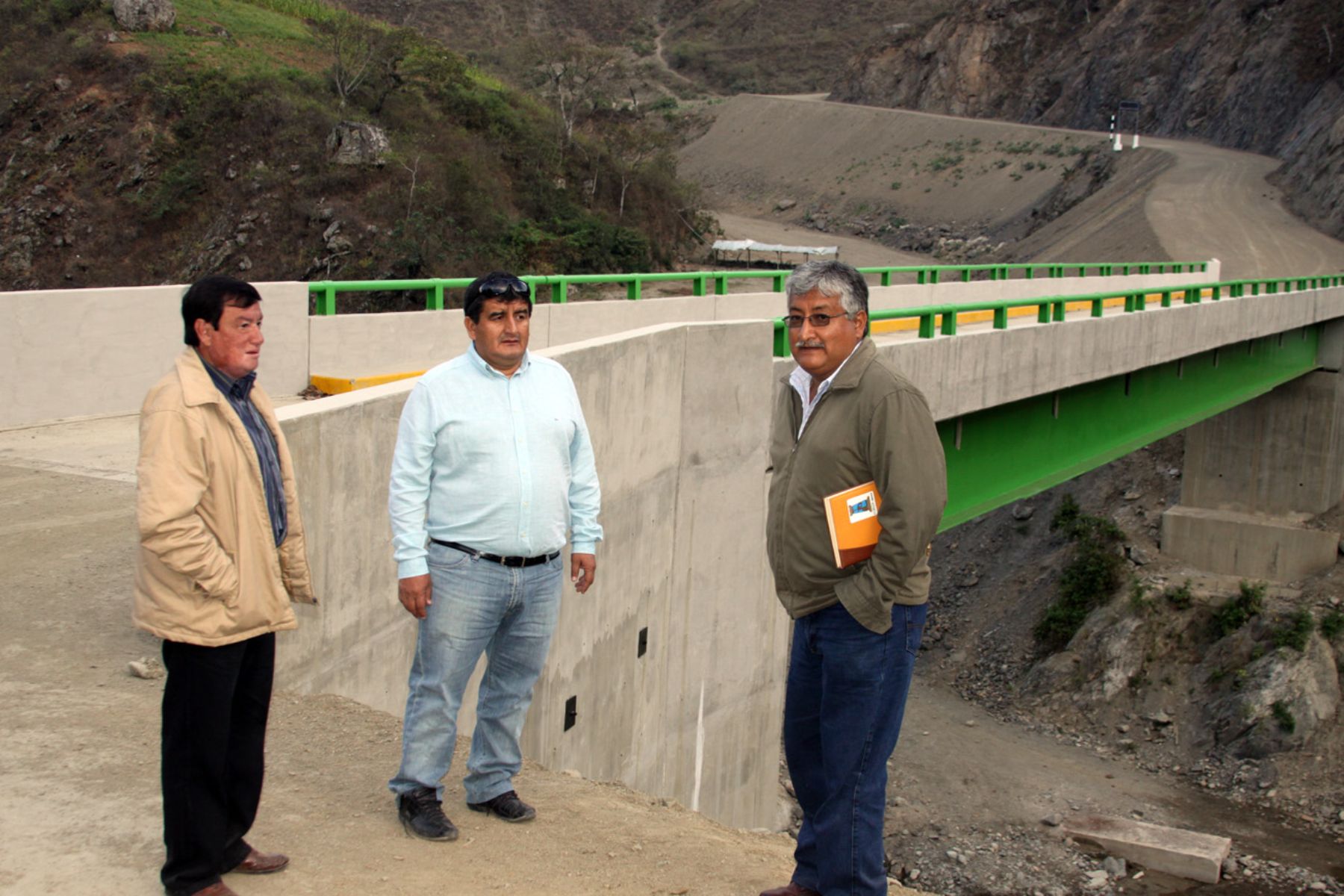 El presidente regional de Lambayeque, Humberto Acuña, inspeccionó puentes construidos en la sierra lambayecana.