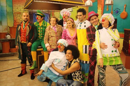 Elenco en pleno de la Santa Sazón, bajo la dirección de July Natters, de Pataclaun.