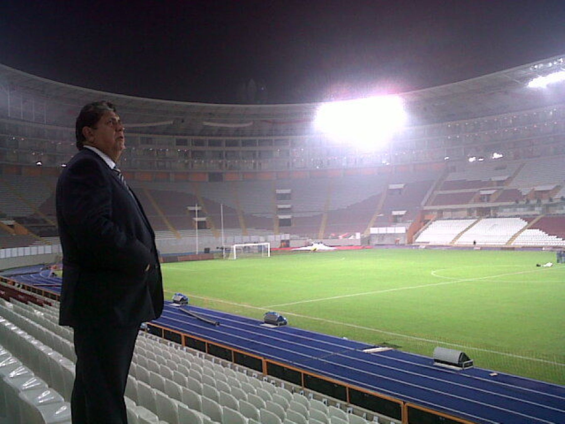 Presidente de la República realizó esta noche una visita de inspección al Estadio Nacional, que será inaugurado mañana.