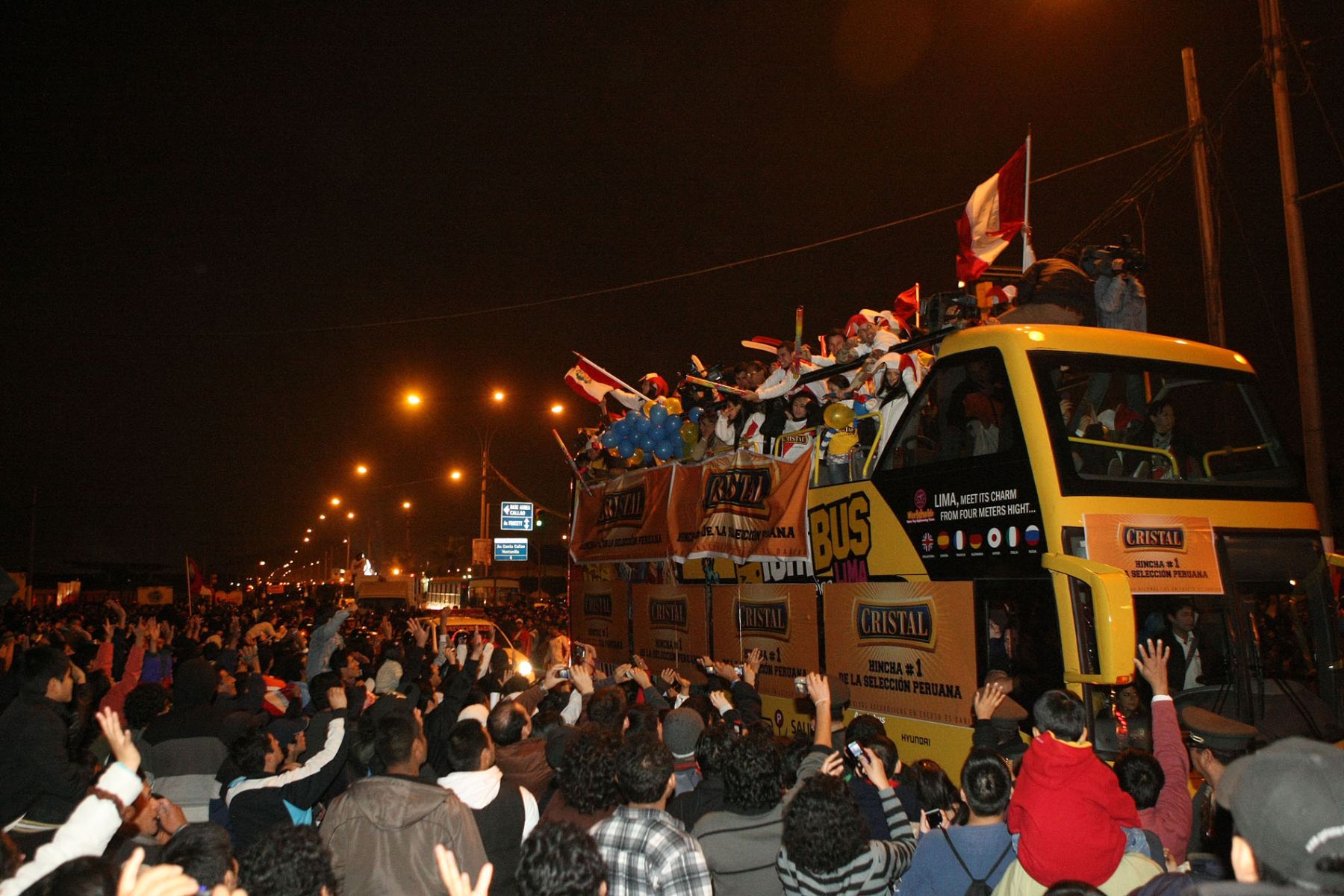 Multitud de hinchas reciben a la selección peruana de fútbol, que obtuvo el tercer lugar en la Copa América 2011, a su llegada al Grupo 8 Foto: ANDINA/Vidal Tarqui