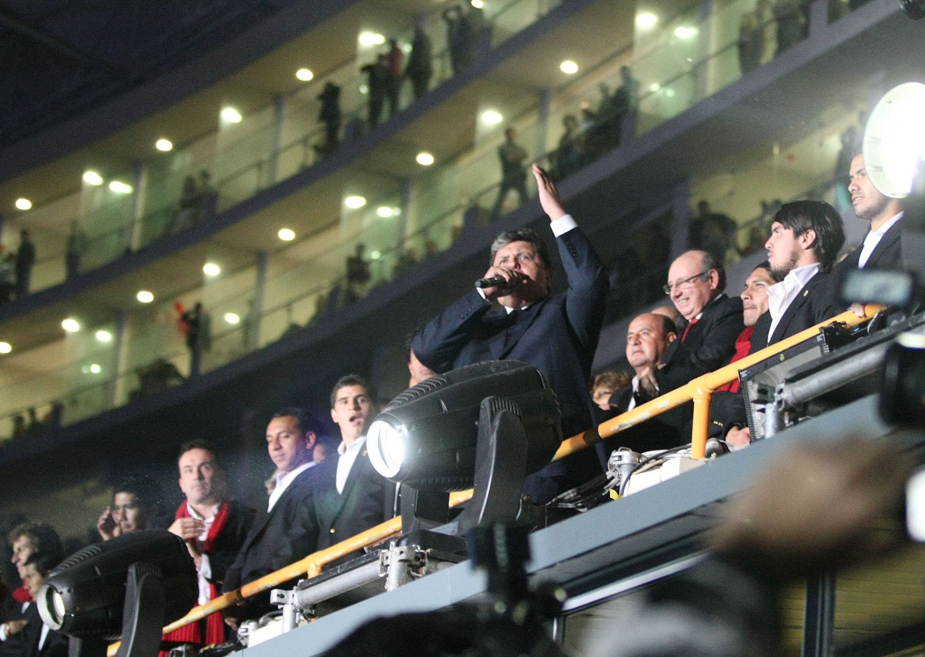 El entonces presidente de la República, Alan García Pérez, inauguró el año 2011 el remozado Estadio Nacional junto a los integrantes de la selección peruana que habían obtenido el tercer lugar en la Copa América de ese año. 
Foto: ANDINA/Vidal Tarqui