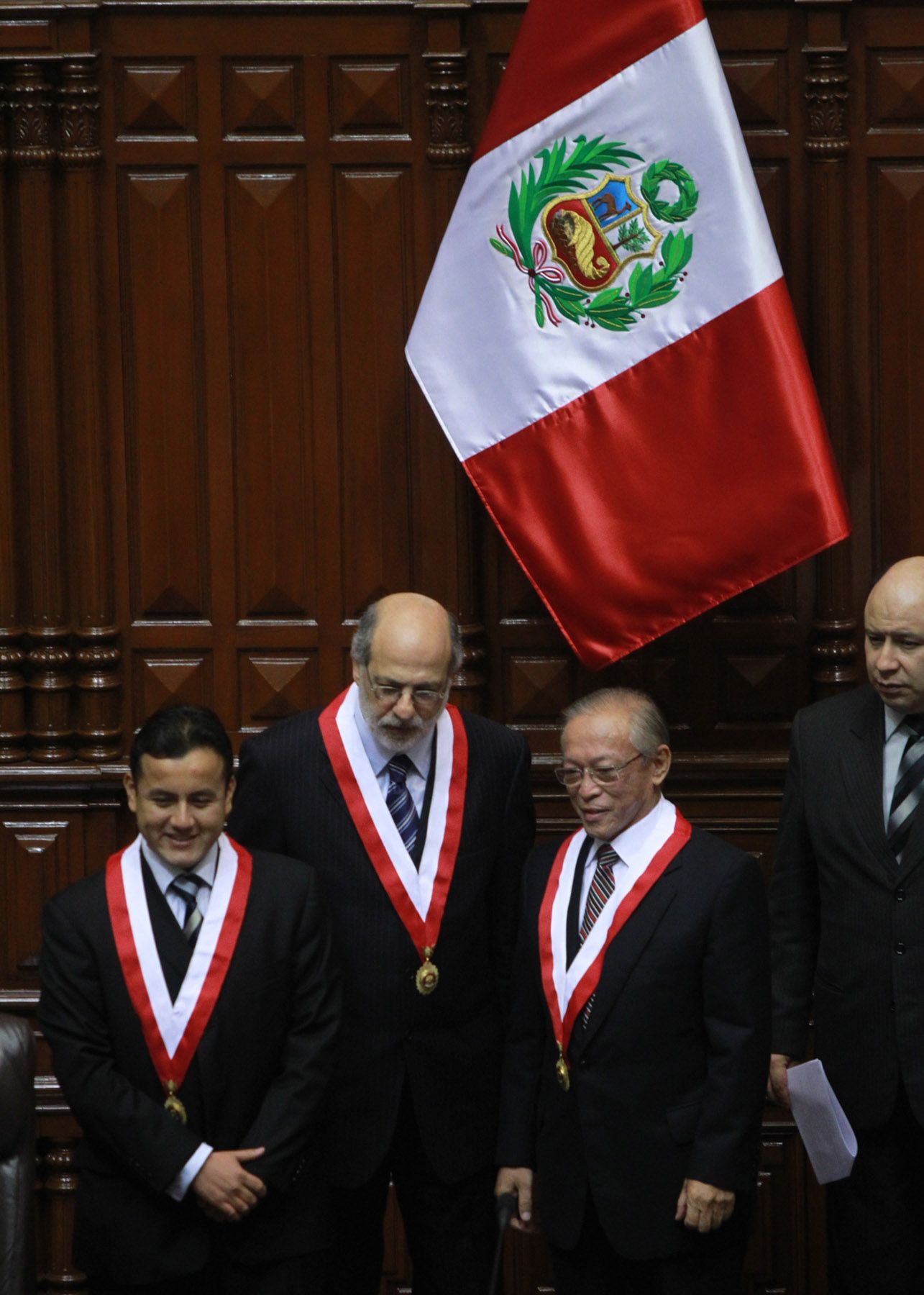Los integrantes de la Mesa Directiva de la Junta Preparatoria toman juramento a los 130 legisladores electos, quienes desempeñarán dichos cargos hasta el 26 de julio de 2016. Foto: ANDINA/Carlos Lezama