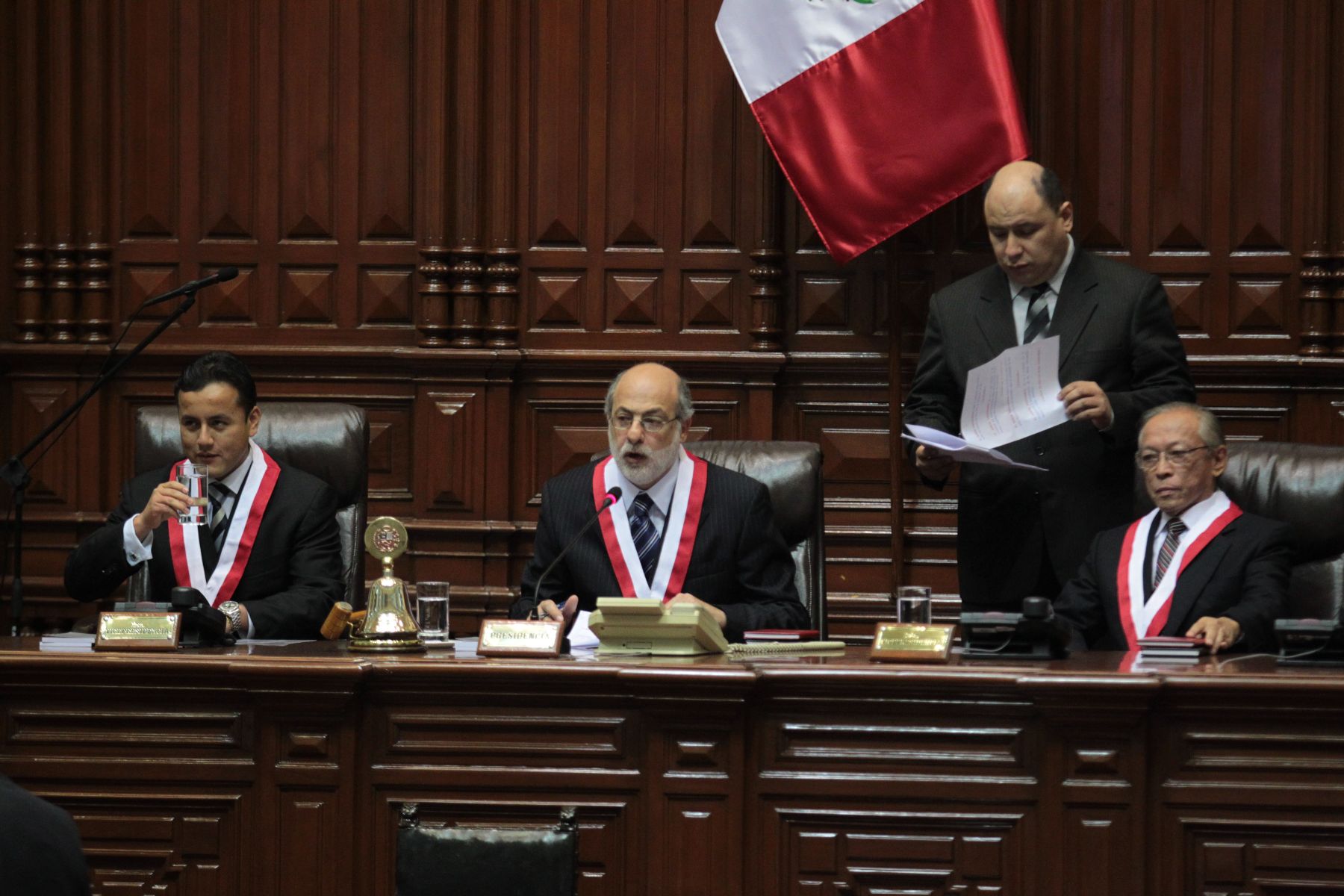 Los integrantes de la Mesa Directiva de la Junta Preparatoria toman juramento a los 130 legisladores electos, quienes desempeñarán dichos cargos hasta el 26 de julio de 2016. Foto: ANDINA/Piero Vargas