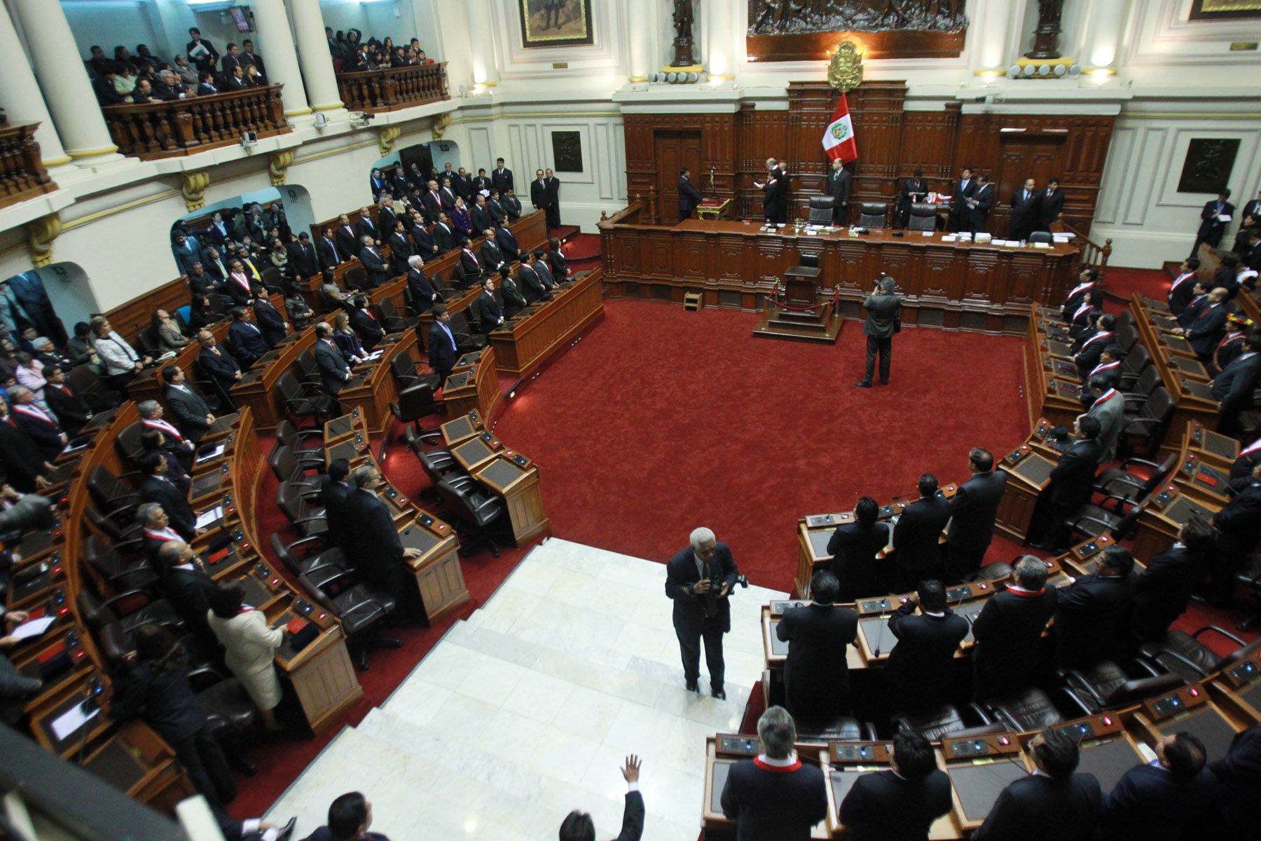 Los integrantes de la Mesa Directiva de la Junta Preparatoria toman juramento a los 130 legisladores electos, quienes desempeñarán dichos cargos hasta el 26 de julio de 2016. Foto: ANDINA/Piero Vargas