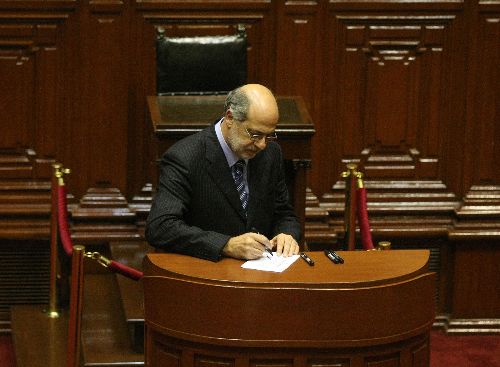 Presidente de la Junta Preparatoria, Daniel Abugattás, emite su voto para elegir a la nueva Junta Directiva del Congreso de la República.
Foto: ANDINA/Vidal Tarqui