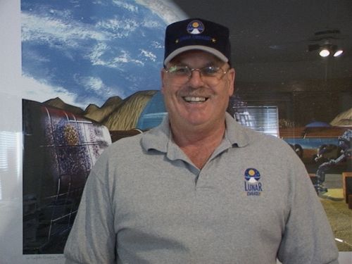 El empresario Dennis Hope se acogió a un vacío legal para adueñarse de la Luna. Ahora vende terrenos del satélite a través de la Embajada lunar y se ha convertido en millonario.