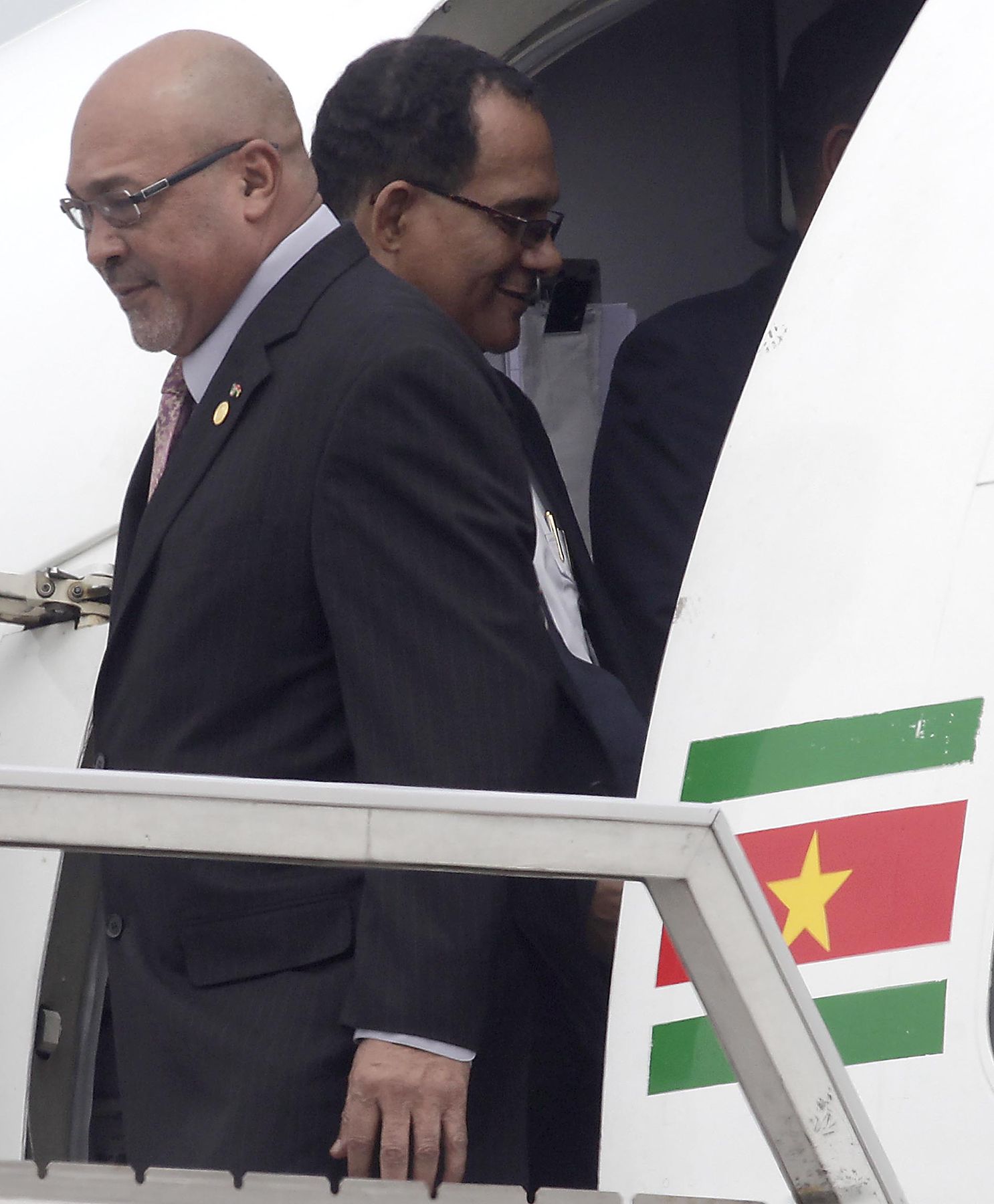 El Presidente de Surinam, Desiré Delano Bouterse, con su delegación, arribaron hoy al Grupo Aéreo N° 8 del Callao, para participar en la ceremonia de asunción de mando del presidente electo, Ollanta Humala, el día de mañana.
Foto: ANDINA/Alberto Orbegoso.