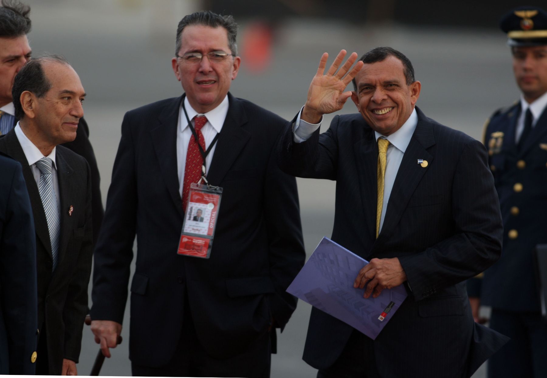 Presidente de Honduras,Porfirio Lobo, arribó hoy al Grupo Aéreo N° 8 del Callao, para participar en la ceremonia de asunción de mando del presidente electo, Ollanta Humala, el día de mañana.

Foto: ANDINA/Héctor Vinces