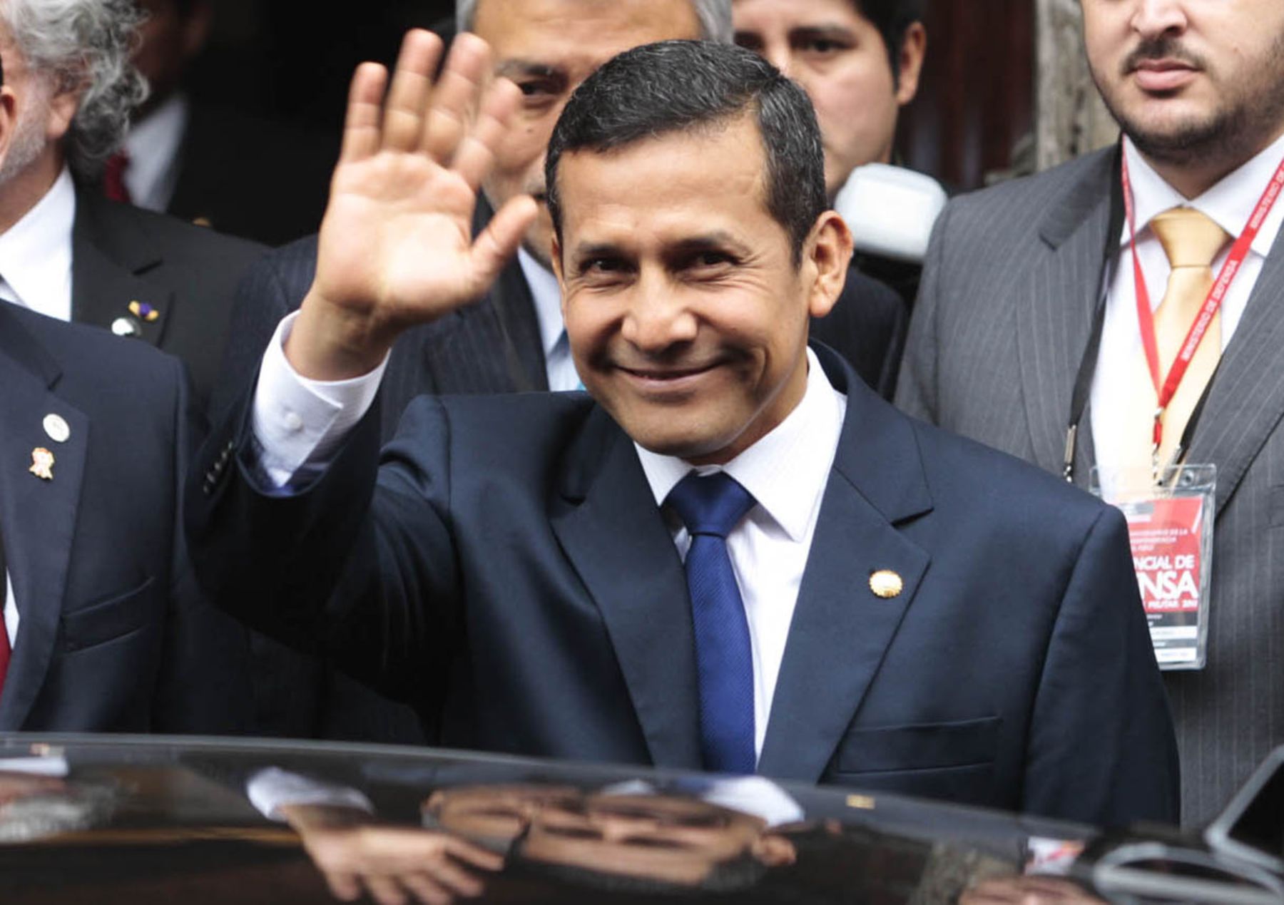 Presidente electo Ollanta Humala a su salida de Torre Tagle para dirigirse al Congreso de la República.
Foto: ANDINA/Jack Ramón