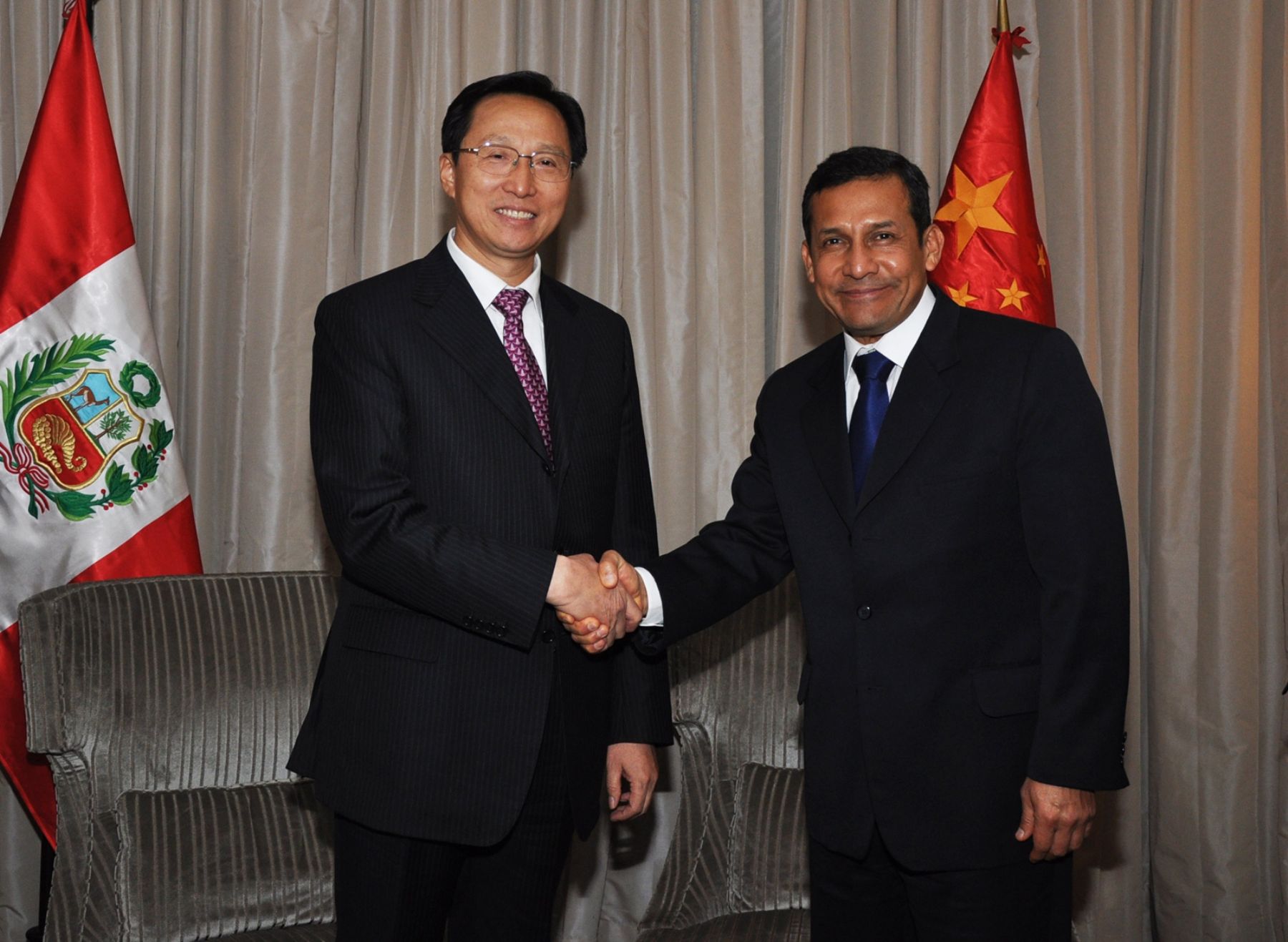 El presidente electo del Perú, Ollanta Humala , breve reunión con el representante del presidente de China y Ministro de Agricultura de ese país, Hang Chang Fu. 
Foto: ANDINA/ Gana Perú