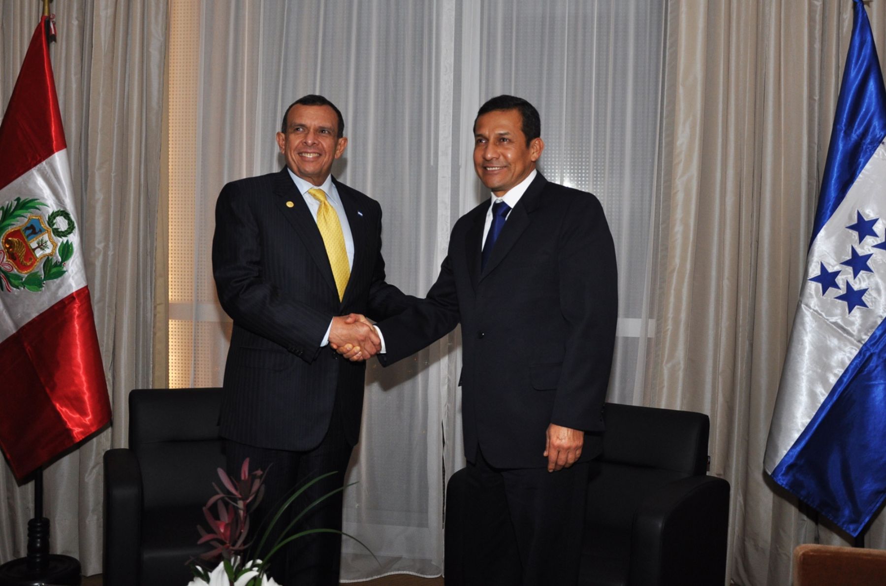 El presidente electo del Perú, Ollanta Humala , sostuvo  reunión con el presidente de Honduras, Porfirio Loboe, quien esta en Lima para asistir a la transmisión de Mando Supremo. 
Foto: ANDINA/ Gana Perú