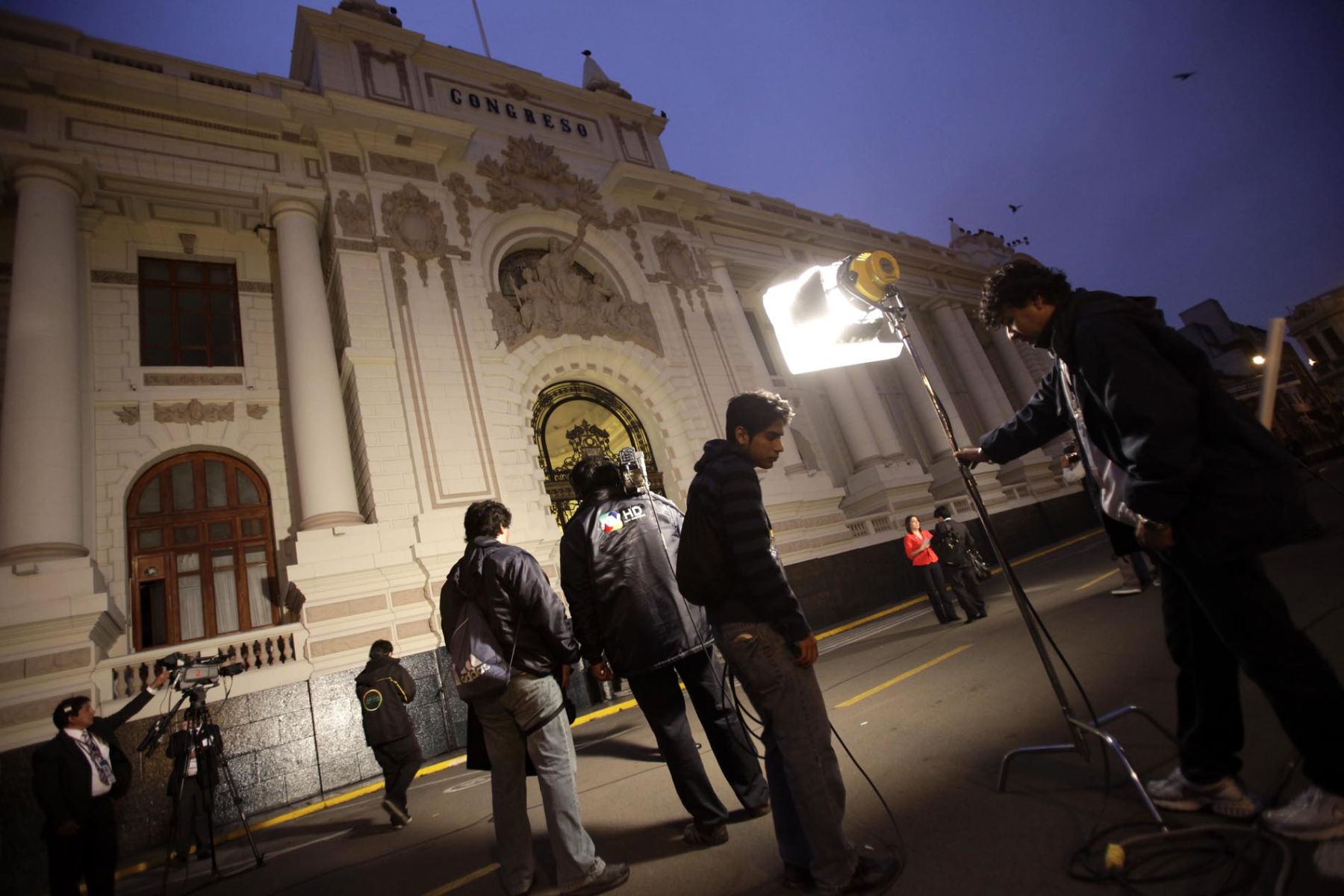 Medios de comunicación instalan sus equipos en las primeras horas del día en las inmediaciones del Congreso de la Repúblca, para cubrir la transmisión de mando.  
Foto: ANDINA/Alberto Orbegoso