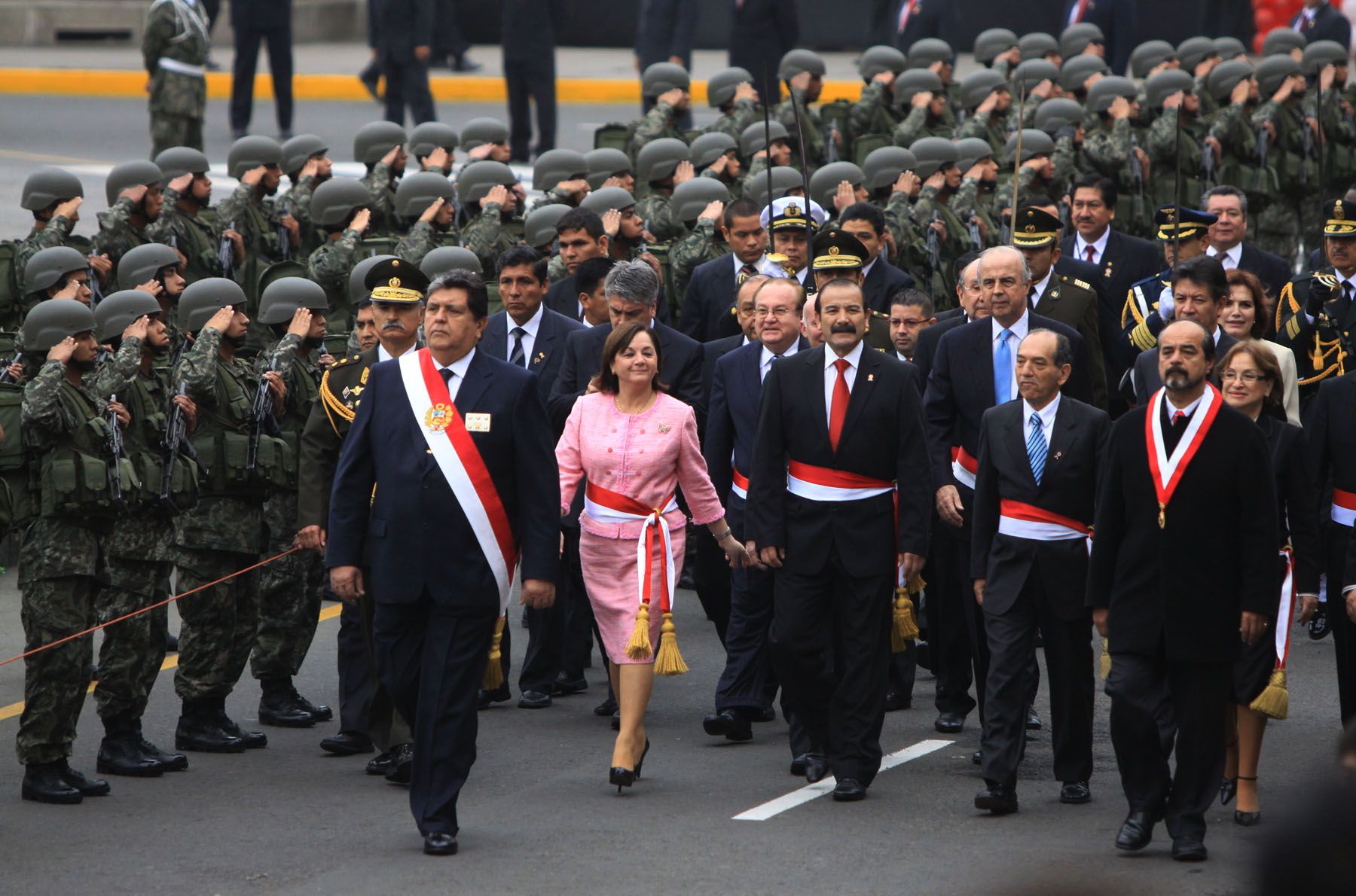 El Presidente Alan Garcìa cruza la plaza de armas con su gabinete ministerial hacia la Catedral de Lima para asistir al Te Deum. Foto: ANDINA/Jessica Vicente