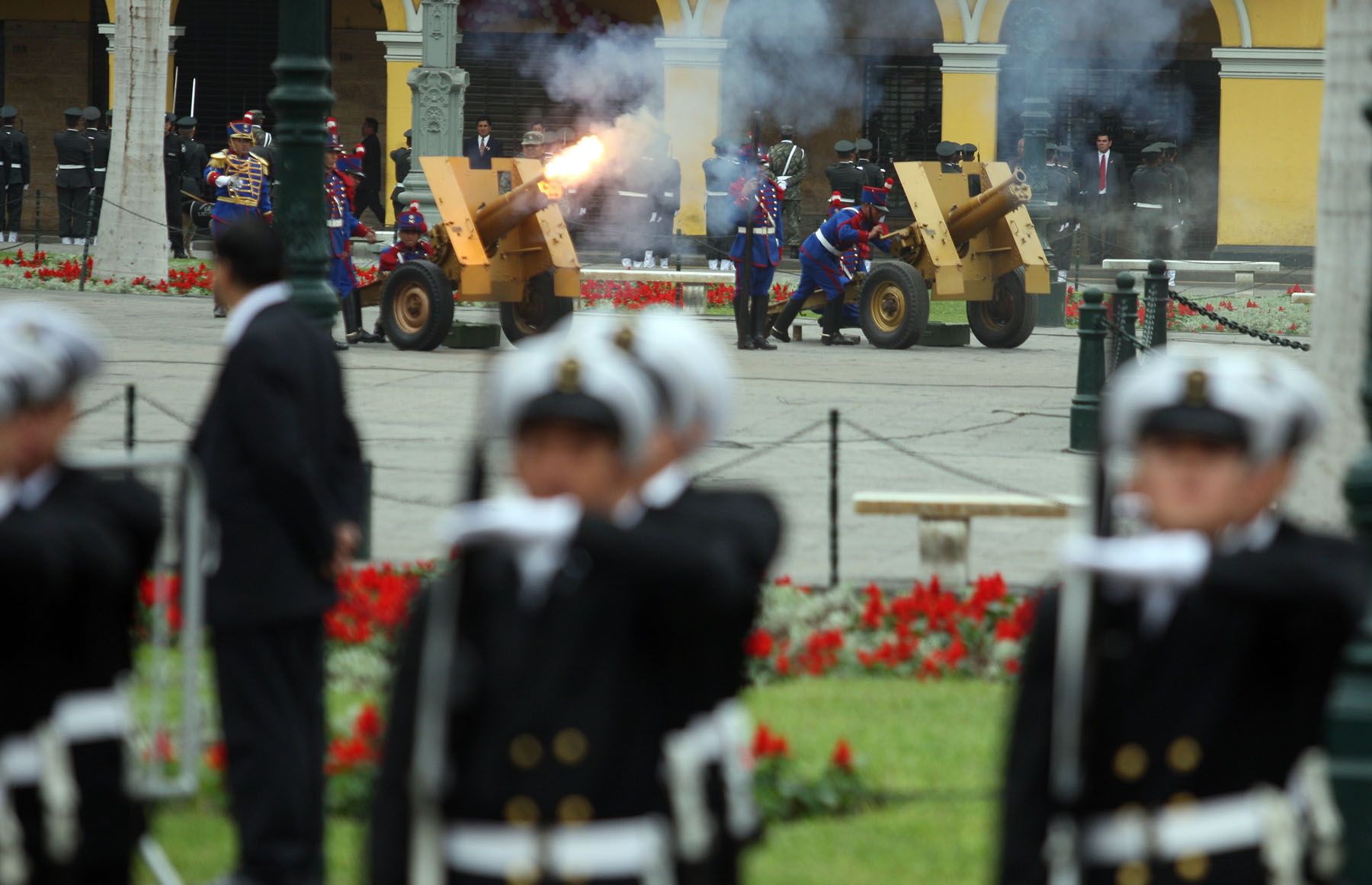 Disparos de cañón en la Plaza de Armas a la salida de Palacio del Presidente de la República, Alan García y su gabinete ministerial. 
Foto: ANDINA/ Gustavo Sánchez