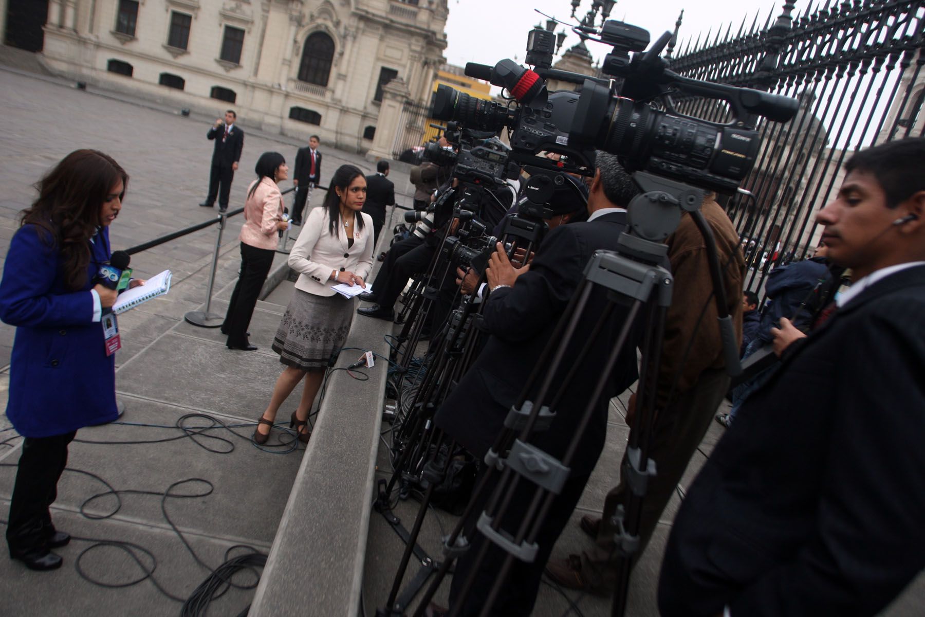 Prensa nacional y extranjera transmite desde Palacio de Gobierno el inico del programa de transmisión de mando presidencial. 
Foto: ANDINA/Gustavo Sánchez