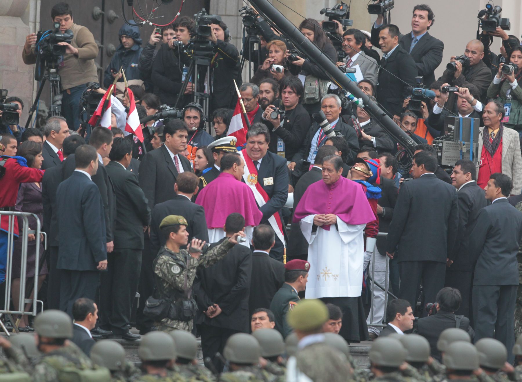 El Presidente de la República, Alan García, se retira de la Catedral de Lima luego de participar en las celebraciones del tradicional Te Deum.  Foto: ANDINA/Piero Vargas