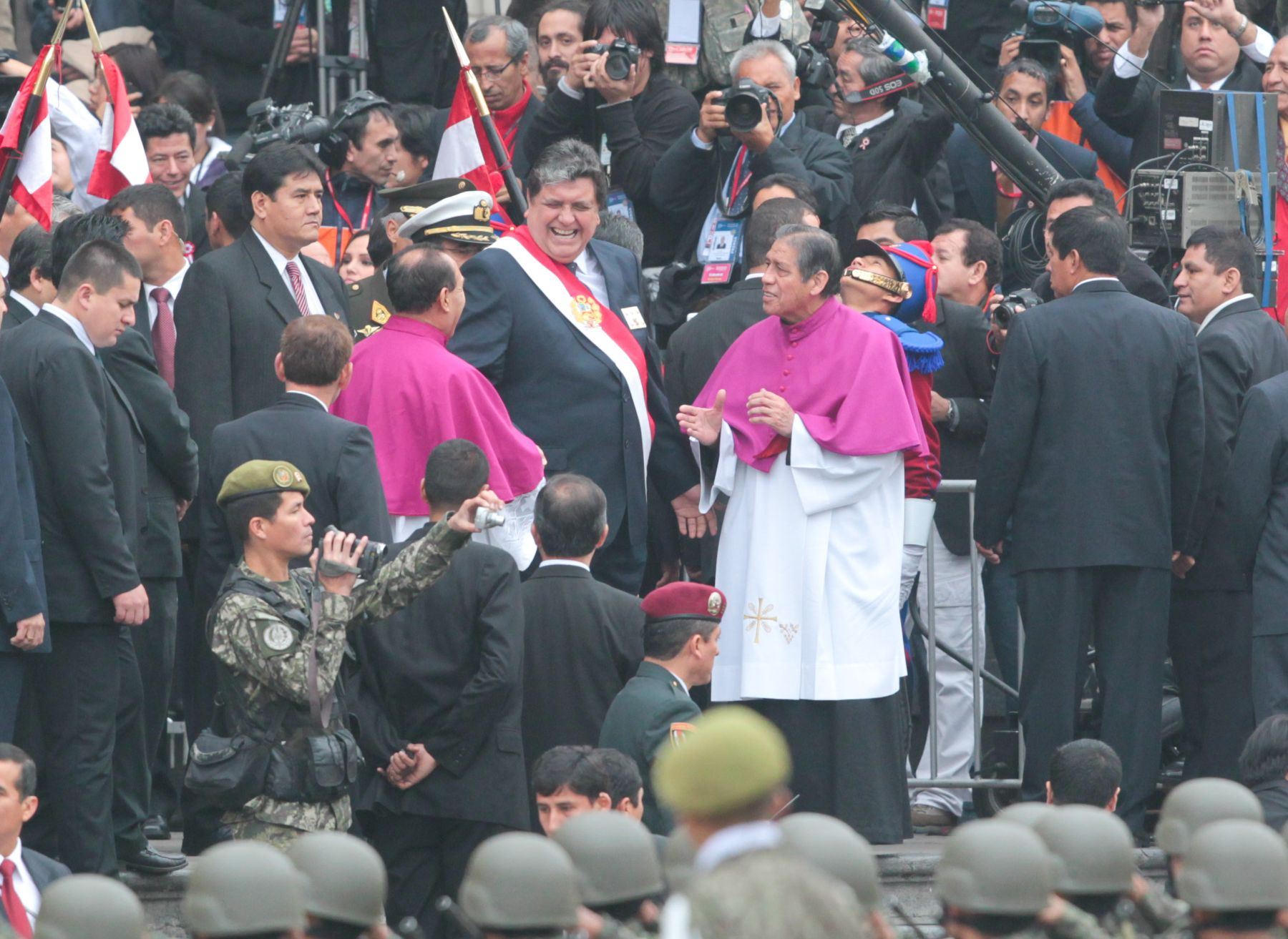 El Presidente Alan García, se retira de la Catedral de Lima luego de participar en la celebración del tradicional Tedeum.  Foto: ANDINA/Piero Vargas