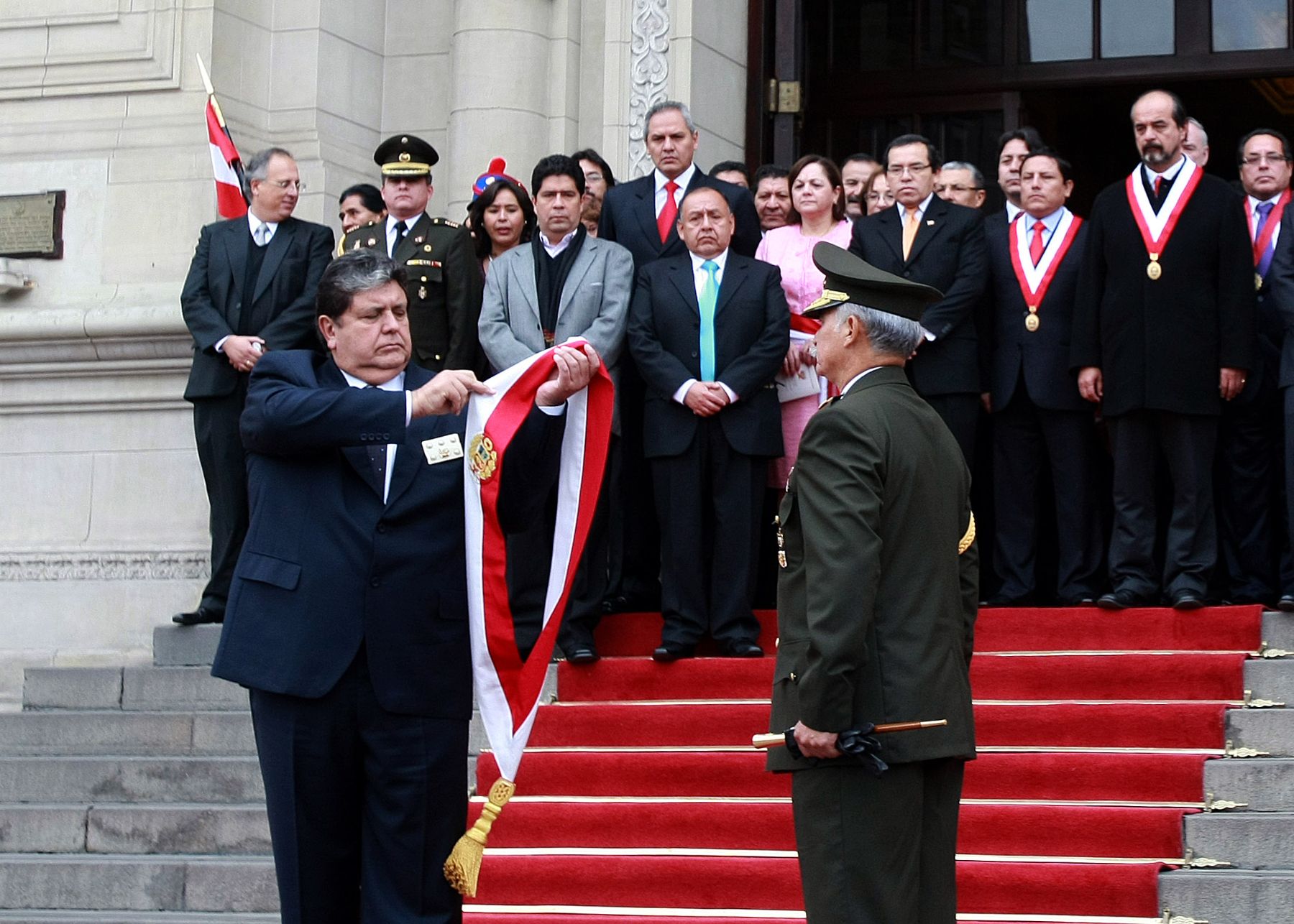 Presidente Alan García, entrega la Banda Presidencial en la Puerta de Palacio de Gobierno al Jefe de la Casa Militar General Jaime Araujo. 
Foto: ANDINA/ Dante Zegarra.