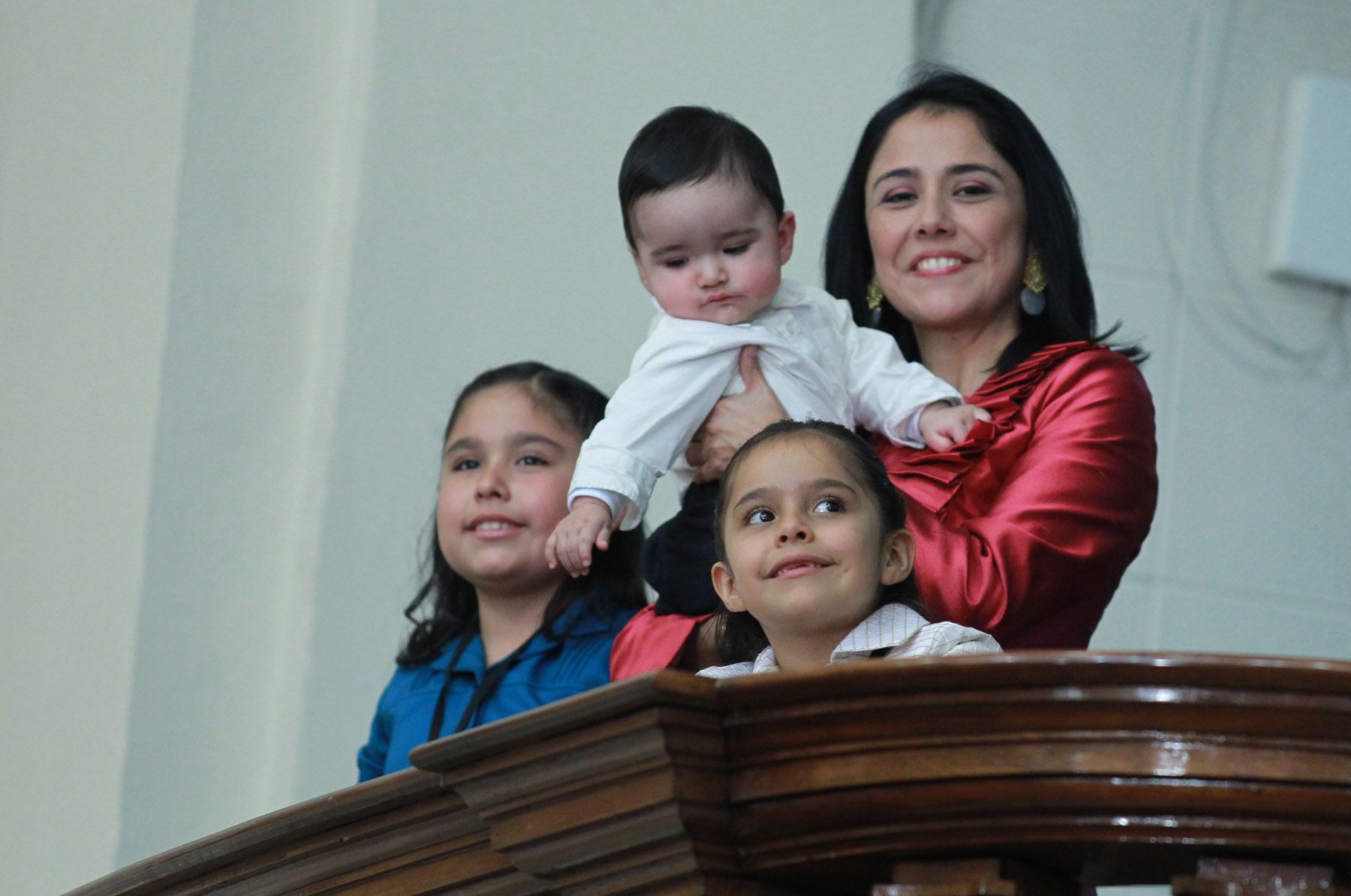 La esposa del presidente electo Nadine Heredia y sus hijos en el Parlamento.
Foto:ANDINA/Carlos Lezama