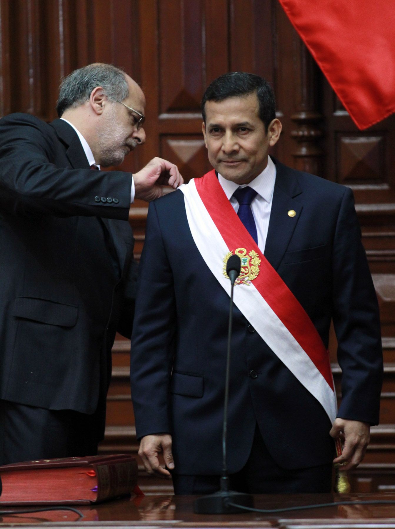 Ollanta Humala Tasso es investido como Presidente de la República para el periodo 2011-2016 por el presidente del Congreso, Daniel Abugatás.
Foto:ANDINA/Carlos Lezama