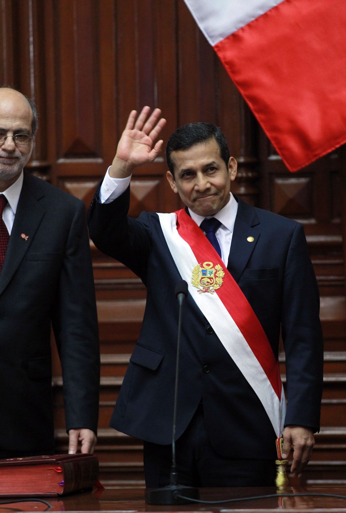 Ollanta Humala Tasso es investido como Presidente de la República para el periodo 2011-2016 por el presidente del Congreso, Daniel Abugatás.
Foto:ANDINA/Carlos Lezama