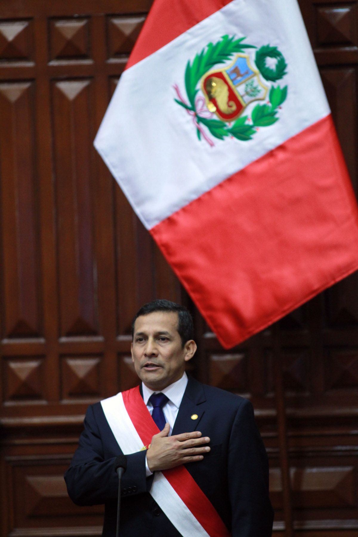 El Presidente Ollanta Humala Tasso entona el Himno Nacional tras jurar al cargo en sesión solemne del Congreso de la República. 
Foto: ANDINA/Carlos Lezama