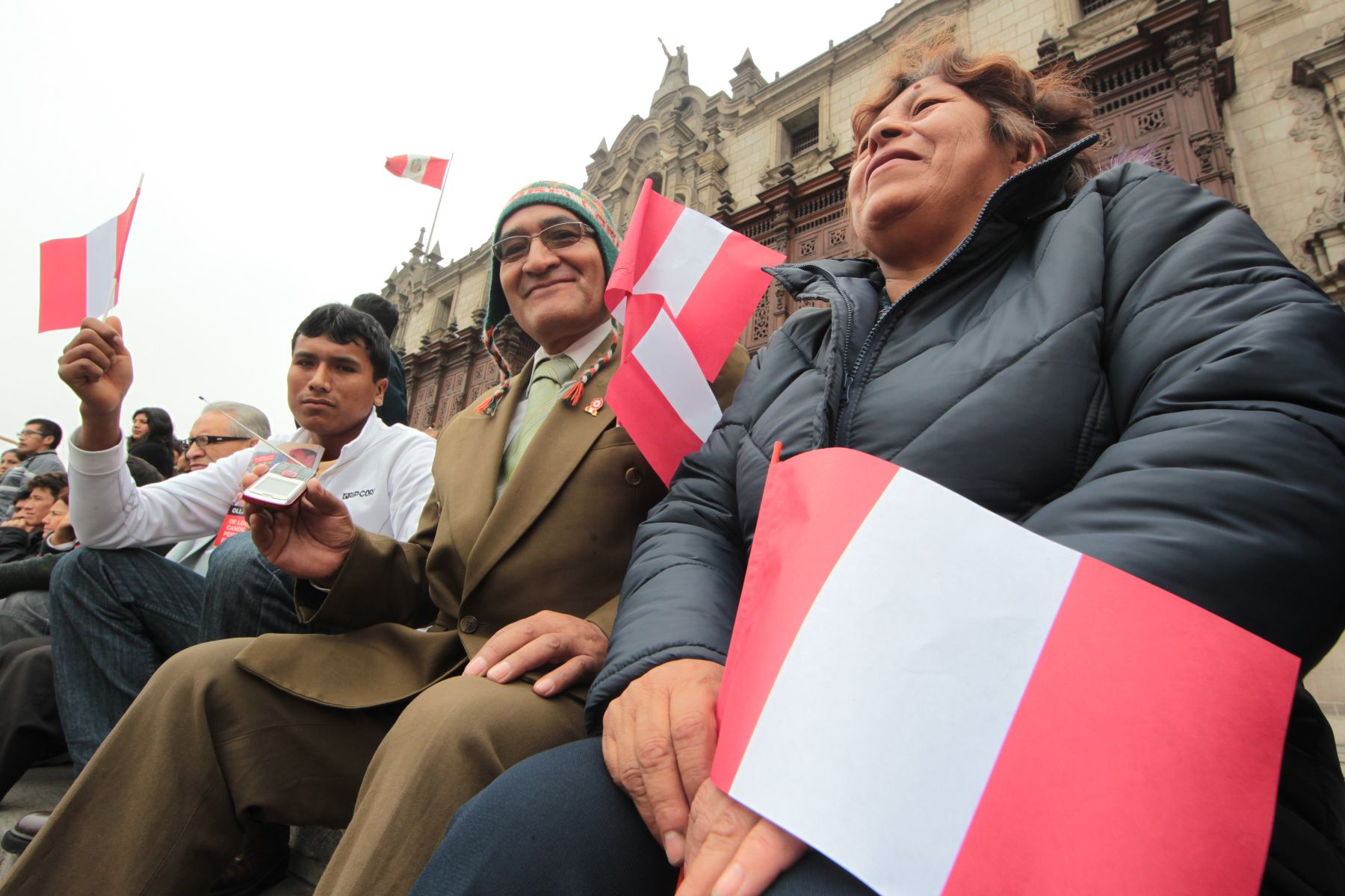 Limeños ubicados en la Plaza de Armas aguardan la llegada del Presidente Ollanta Humala desde el Congreso de la República.
Foto: ANDINA/Piero Vargas