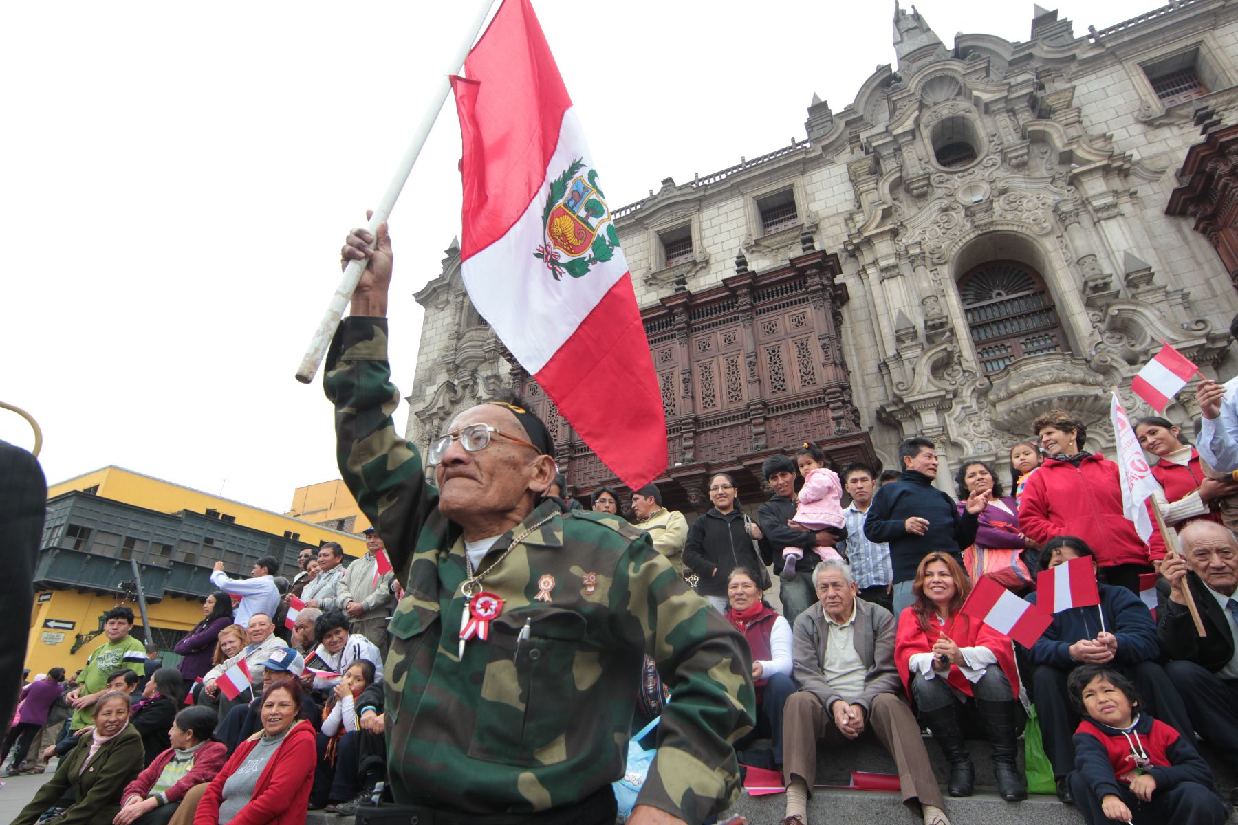 Limeños ubicados en la Plaza de Armas aguardan la llegada del Presidente Ollanta Humala desde el Congreso de la República.
Foto: ANDINA/Piero Vargas