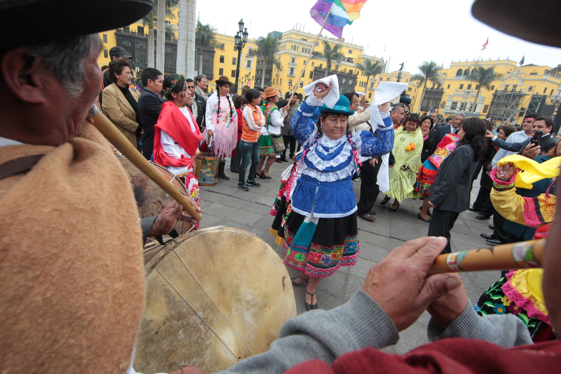 Limeños ubicados en la Plaza de Armas aguardan la llegada del Presidente Ollanta Humala desde el Congreso de la República.
Foto: ANDINA/Piero Vargas
