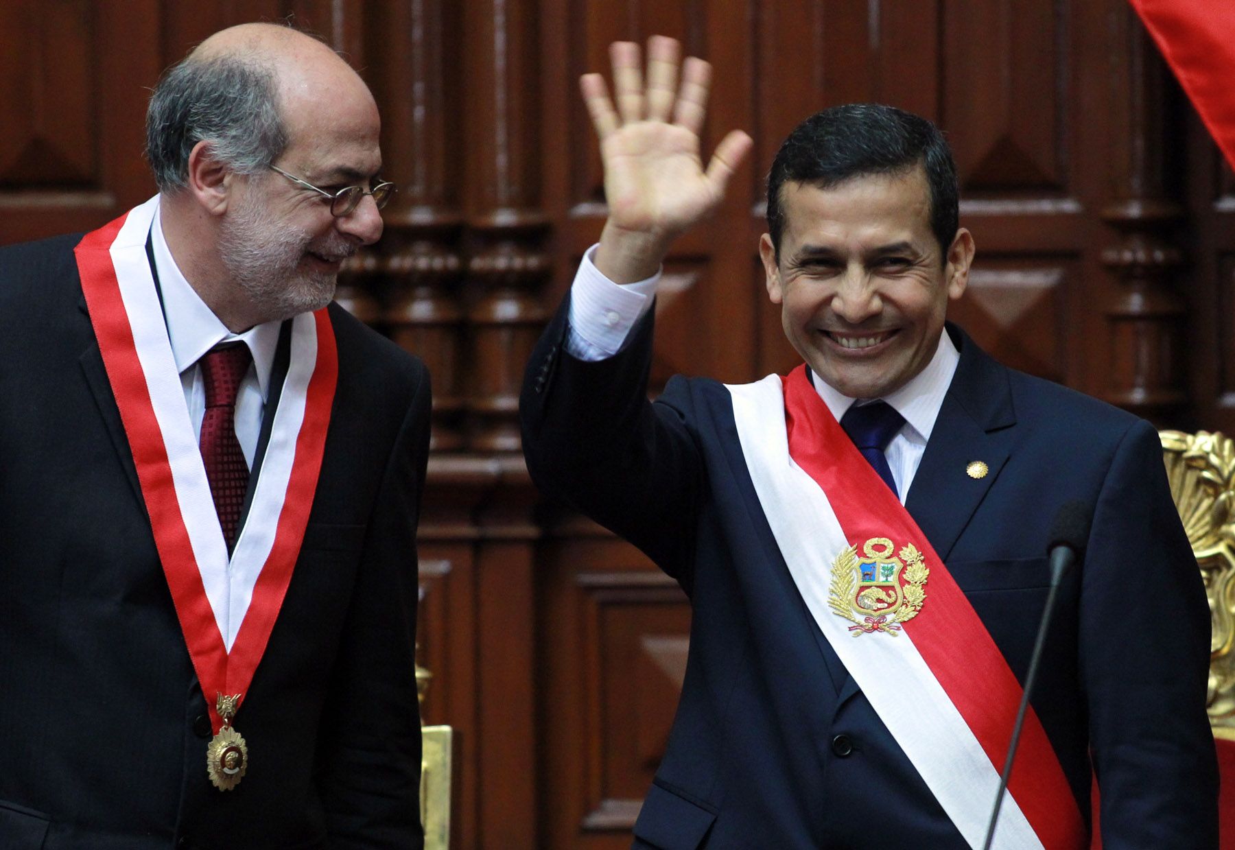 El Jefe del Estado Ollanta Humala Tasso saluda junto al Presidente del Congreso Daniel Abugatás, tras jurar al cargo en sesión solemne del Parlamento. Foto: ANDINA/Carlos Lezama