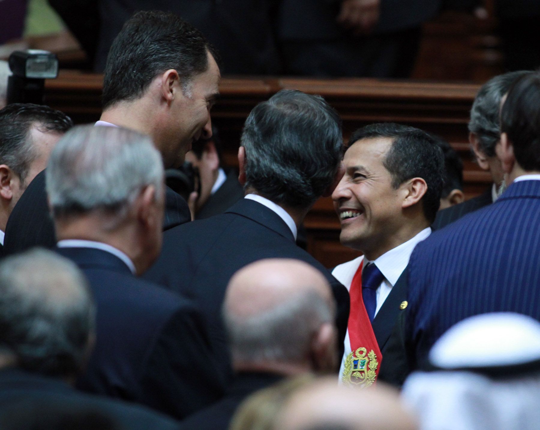 El Presidente Ollanta Humala Tasso saluda al Príncipe de Asturias al retirarse de la sede del Congreso de la República. 
Foto: ANDINA/Carlos Lezama