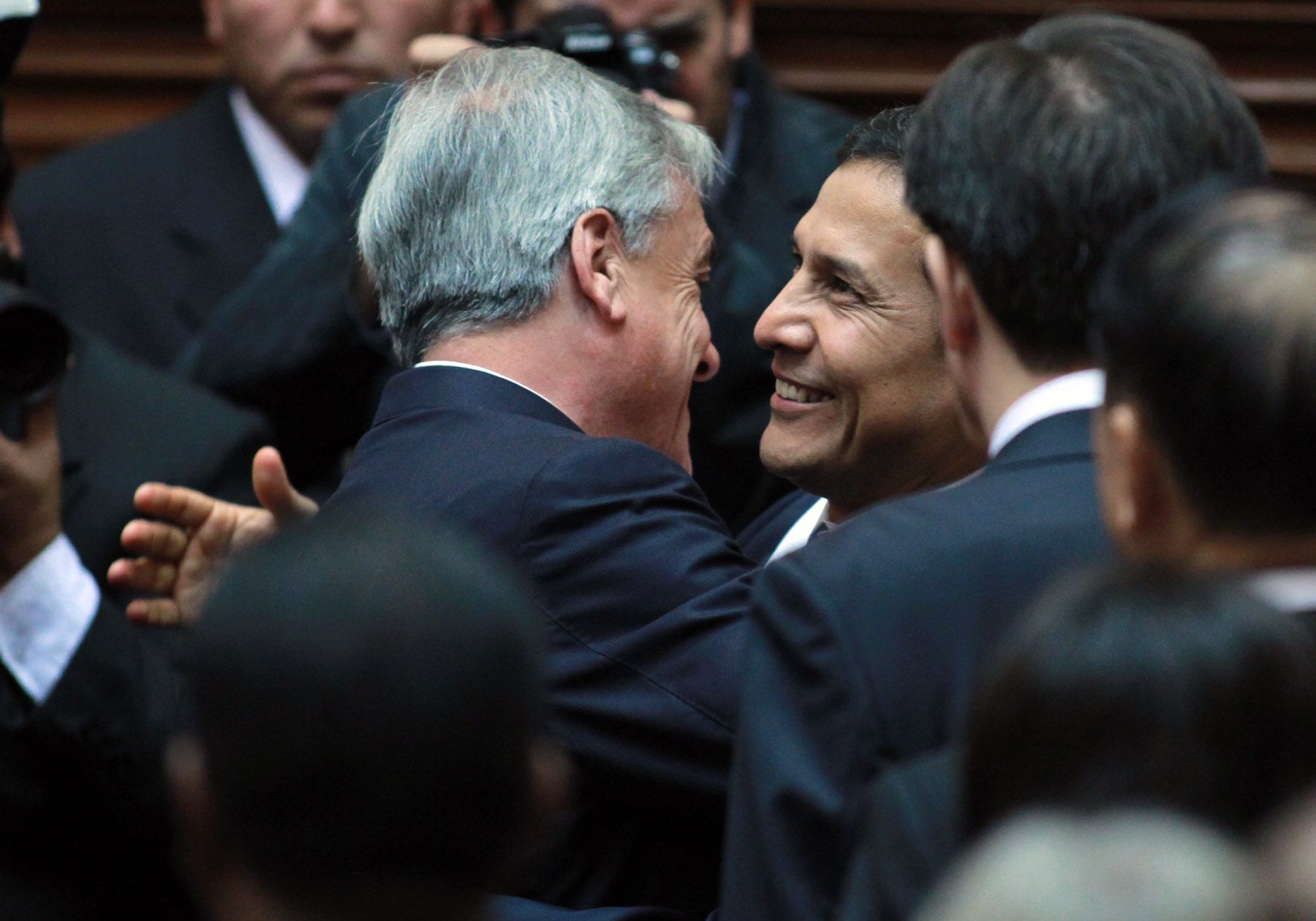 El Presidente Ollanta Humala Tasso saluda a los dignatarios presentes en el Congreso de la República. 
Foto: ANDINA/Carlos Lezama