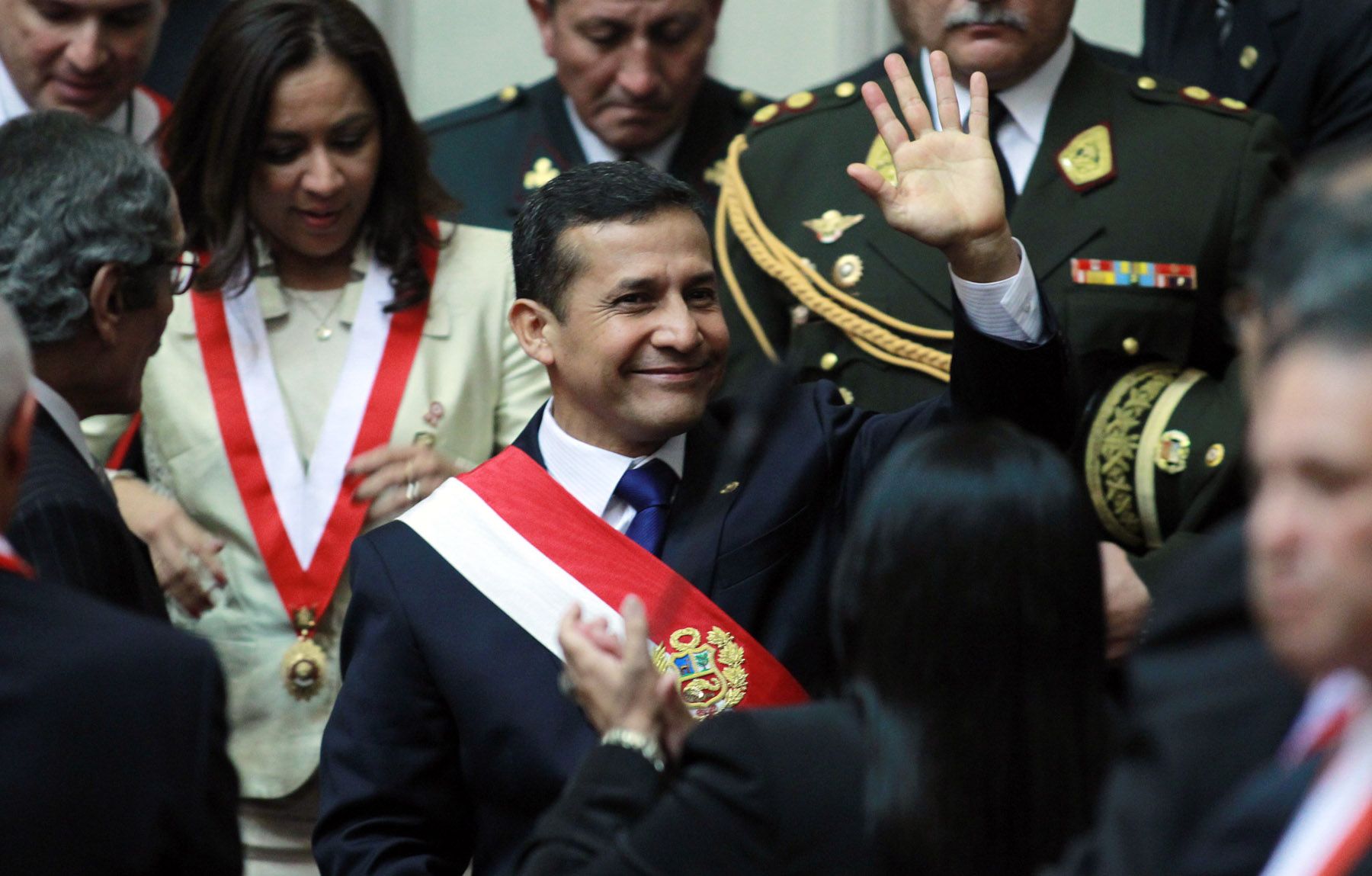 El Presidente Ollanta Humala Tasso saluda al retirarse del Congreso de la República. 
Foto: ANDINA/Carlos Lezama