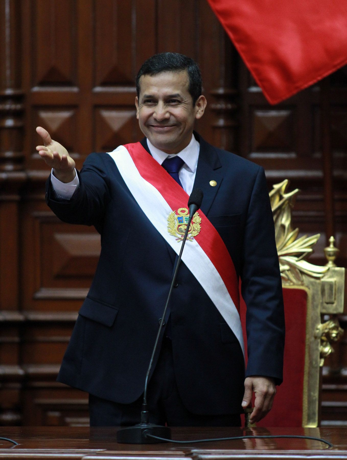 El Presidente Ollanta Humala Tasso saluda tras ofrecer su mensaje a la Nación desde el Congreso de la República. 
Foto: ANDINA/Carlos Lezama