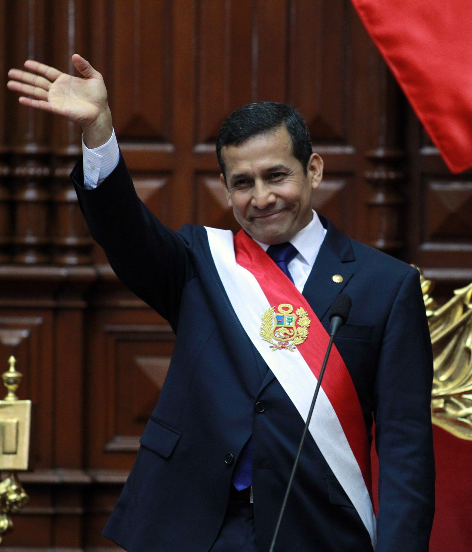 El Presidente Ollanta Humala Tasso saluda tras ofrecer su mensaje a la Nación desde el Congreso de la República. 
Foto: ANDINA/Carlos Lezama