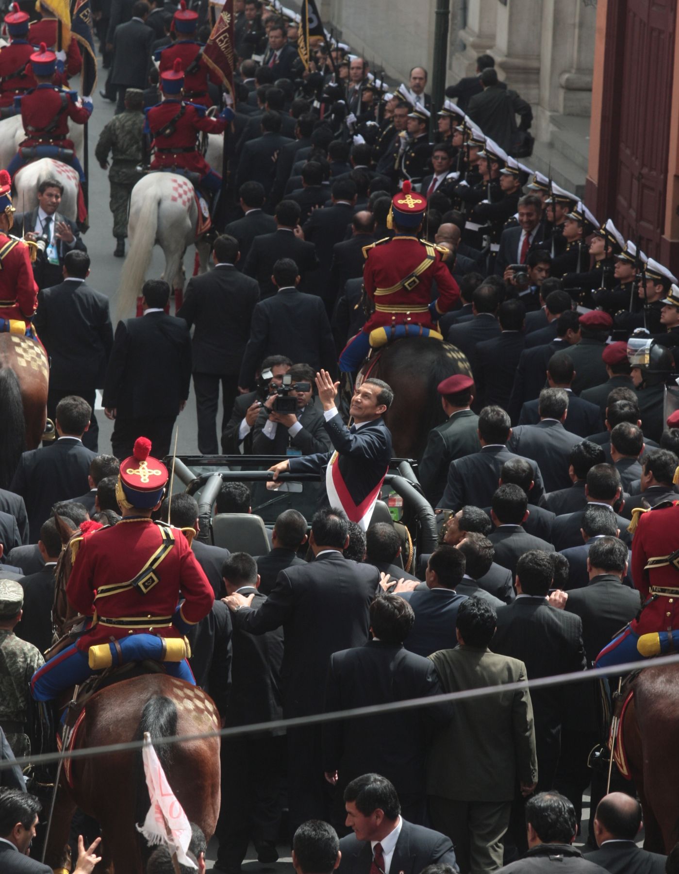 El Presidente de la República, Ollanta Humala saluda en su recorrido del Congreso de la República hacia Palacio de Gobierno.
Foto: ANDINA/Carlos Lezama Negrini.