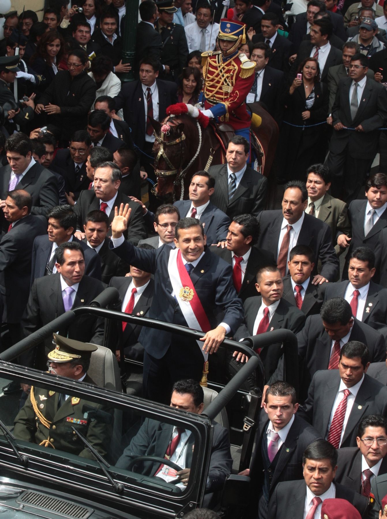 El Presidente de la República, Ollanta Humala saluda en su recorrido del Congreso de la República hacia Palacio de Gobierno.
Foto: ANDINA/Carlos Lezama Negrini.