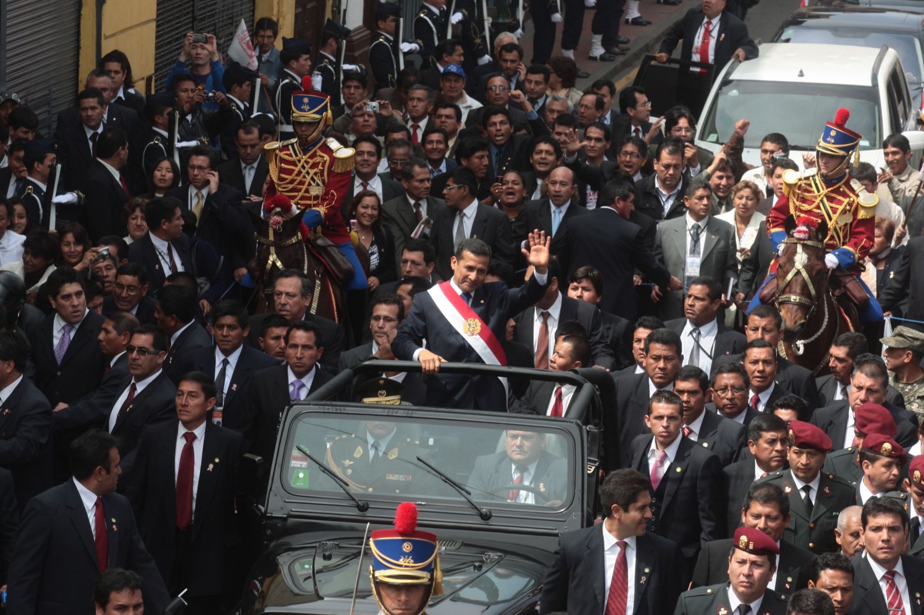 El Presidente de la República, Ollanta Humala se dirige desde el Congreso de la República hacia Palacio de Gobierno.

Foto: ANDINA/Juan Carlos Guzmán Negrini.